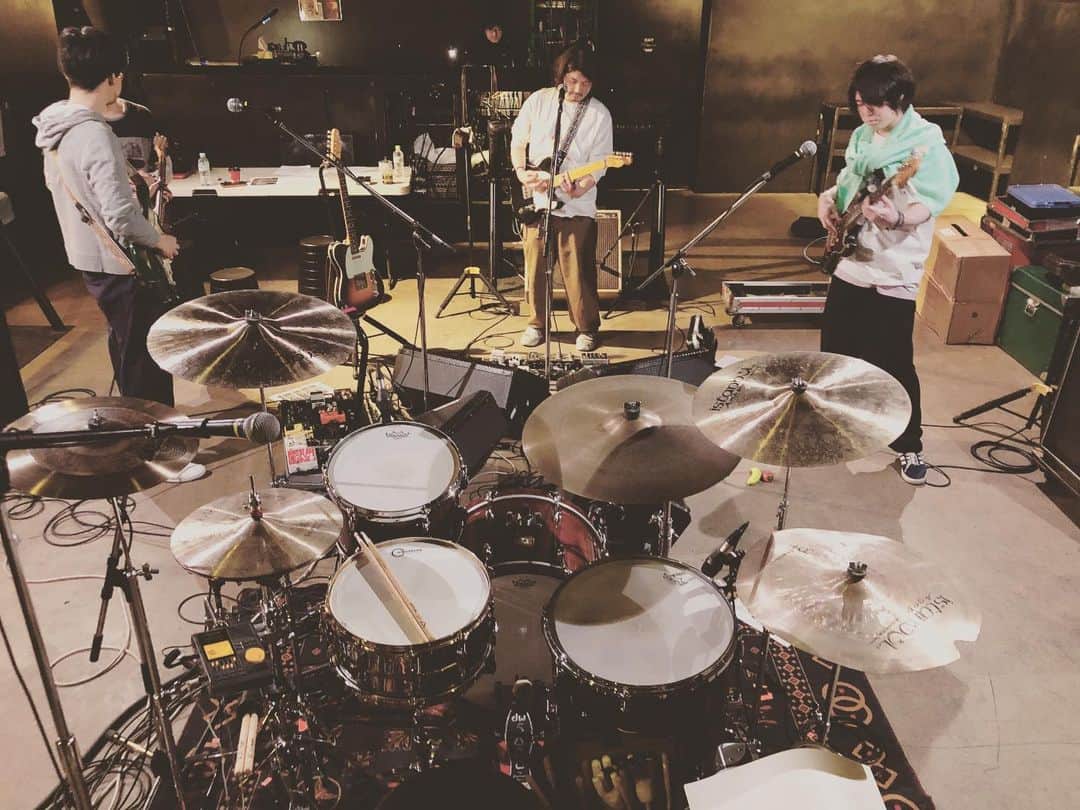 吉澤響のインスタグラム：「本日12/20は新代田FEVERにてセカイイチのワンマン。 客席で演奏するフロアライブです。当日券も少し出すのでぜひお越しを！ 19:30からですー  #セカイイチ」