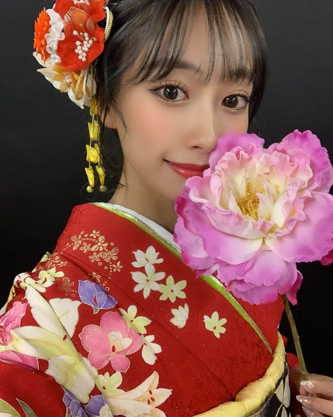 岡島彩花さんのインスタグラム写真 - (岡島彩花Instagram)「‪【 重大告知 】 ・ 振袖アルバム販売することが決定しました😊❤️ ・ ‬ ‪振袖姿の4枚入りアルバム＋オフショットチェキ1枚セット 💰￥4,000(税込)‬ ‪先着50名様限定です✨ ・ アルバムに応募者様のお名前と私の直筆サイン入り！特別な特典もあるのでお楽しみに♡‬ ‪ ・ ☑︎申込受付先‬ ‪info@bluesky-walkers.com‬ ‪こちらで予約お願いします👆🏻💕‬ ****************************************** ▪️送料は弊社で負担致します。 ▪️予約を確認し、入金が確認出来次第、順次発送開始いたします。（1月中旬から随時発送） ▪️商品の返品・交換は一切お受け出来ません。 ▪️販売開始時刻など、事情により変更になる場合もございます。予めご了承下さい。 ▪️アルバムの商品在庫数には限りがございますので、売り切れの際はご容赦願います。 ▪️オフショットチェキは1冊ごとに種類が異なります。 ****************************************** 申込受付先メールアドレス info@bluesky-walkers.com ・ ✔️下記内容を記載の上、ご連絡下さい。 ・住所 ・氏名 ・電話番号 ・アルバムタレント名 ・部数 ・記入して欲しいお名前(ニックネーム) ****************************************** 販売は先着限定50冊のみとなります🥺 なのでお早めにご予約お願いします♡ ・ わからないことがあったら、 DM・コメントで聞いてください💌 ・ たくさんのご応募お待ちしております！ ・ #重大告知 #アルバム発売 #先着プレゼント  #サイン入り #チェキ #直筆サイン」12月20日 18時00分 - okajima_ayaka