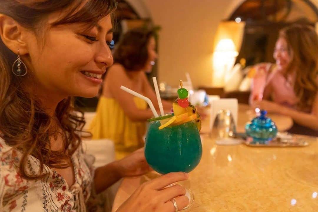 ホテル日航アリビラ 公式Instagramさんのインスタグラム写真 - (ホテル日航アリビラ 公式InstagramInstagram)「海の色 When you’re on holiday we think most things should be colorful and fun.  リゾートでの休日には、カラフルなカクテルが似合いますね！ . . . . #girlsnightout👯 #girlsnightout #girlsdrinks #tropicaldrinks #okinawa #okinawadrinks #relaxdrinks @bartender.ig  #okinawahotels」12月20日 18時00分 - hotelnikkoalivila