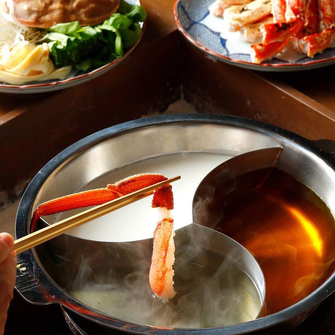 東京會舘のインスタグラム：「【冬の美味しい魚介といえば】 「八千代」では2月29日までの期間限定で「冬の味覚 蟹づくし「蟹料理」」コースをご用意しています！  タラバ蟹の焼物、蟹をたっぷり使用した真薯(しんじょ)揚、そしてメインには「ズワイ蟹しゃぶ鍋」を🦀 さっと火を通した新鮮なズワイ蟹の食感をお楽しみいただけるこちらの「ズワイ蟹しゃぶ鍋」は、異なる3種類の出汁をご用意していますので、ぜひ様々な味わい方を試してみてください！ 「八千代」の「冬の味覚 蟹づくし「蟹料理」」で、蟹の美味しさを存分に味わってくださいね♪ #東京會舘 #tokyokaikan #グルメ #lunch #dinner #foodie #tokyo #instafood #tokyofood #🦀 #蟹 #カニ #カニしゃぶ #和食 #Japanesefood」
