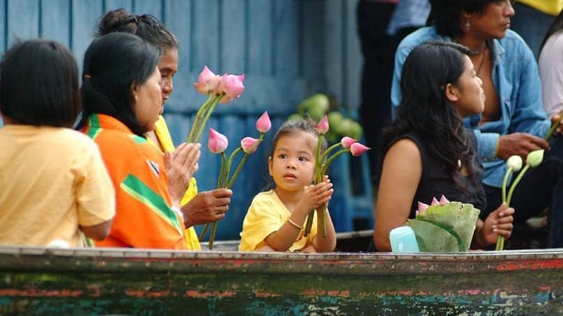 タイ国政府観光庁さんのインスタグラム写真 - (タイ国政府観光庁Instagram)「⠀ ＼✨今週も1週間お疲れ様でした✨／⠀ ⠀ タイでは、寺院で蓮の花を手向けてお祈りするのが習慣のひとつ🙏⠀ ⠀ 大人の様子を真似して、祈りを捧げる女の子に癒されますね👧🌸⠀ ⠀ 皆様、よい週末をお過ごし下さい😊⠀ ⠀ #お疲れ様でした #タイ #寺院 #寺院巡り#祈り #お祈り #蓮 #ロータス #花  #こんなタイ知らなかった #はじめてのタイ #微笑みの国 #キッズフォト  #タイ旅行 #写真好きな人と繋がりたい #旅好きな人と繋がりたい #旅行好きな人と繋がりたい #海外旅行  #thailand #temple #lotus #pray #amazingthailand #thailandtravel #thailandtrip #thai  #thaistagram #lovethailand #thainess #kidsphotography」12月20日 18時03分 - amazingthailandjp