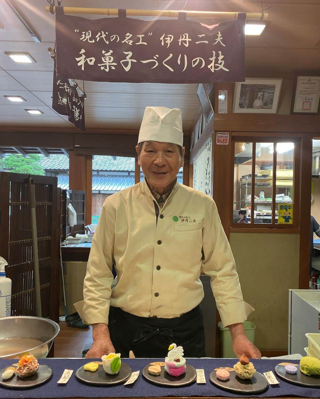 柴田紗希さんのインスタグラム写真 - (柴田紗希Instagram)「忘れられなさすぎる和菓子。。。 松江歴史館の中にある伊丹二夫さんのお父さんが作る和菓子は私が人生で食べた和菓子の中でNo.1だったように思います。 おいしい！って感動が忘れられん。 これだけのためにまた島根へ行きたいほどに、次島根行くときも必ず食べたい！！！ そして、何より、本当に一つ一つ綺麗で見惚れます。 お茶をたてながら🍵 幸せに頂きました♡ ふぁ〜また食べたい #ただいま島根 #松江 #島根県」12月20日 18時08分 - shibasaaki