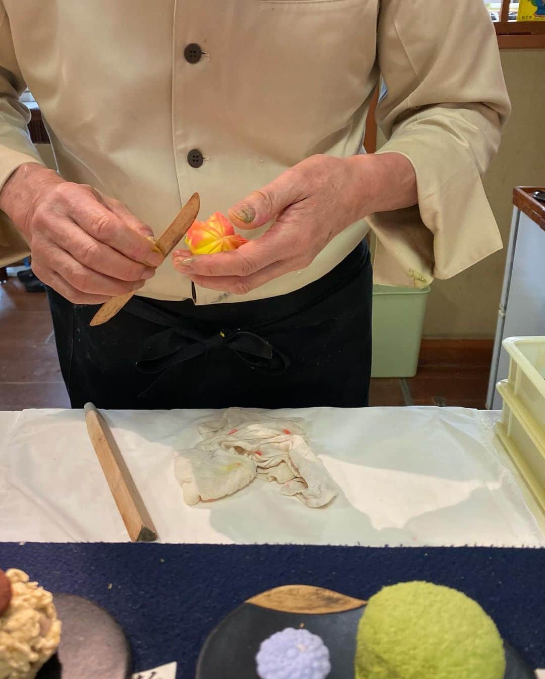柴田紗希さんのインスタグラム写真 - (柴田紗希Instagram)「忘れられなさすぎる和菓子。。。 松江歴史館の中にある伊丹二夫さんのお父さんが作る和菓子は私が人生で食べた和菓子の中でNo.1だったように思います。 おいしい！って感動が忘れられん。 これだけのためにまた島根へ行きたいほどに、次島根行くときも必ず食べたい！！！ そして、何より、本当に一つ一つ綺麗で見惚れます。 お茶をたてながら🍵 幸せに頂きました♡ ふぁ〜また食べたい #ただいま島根 #松江 #島根県」12月20日 18時08分 - shibasaaki