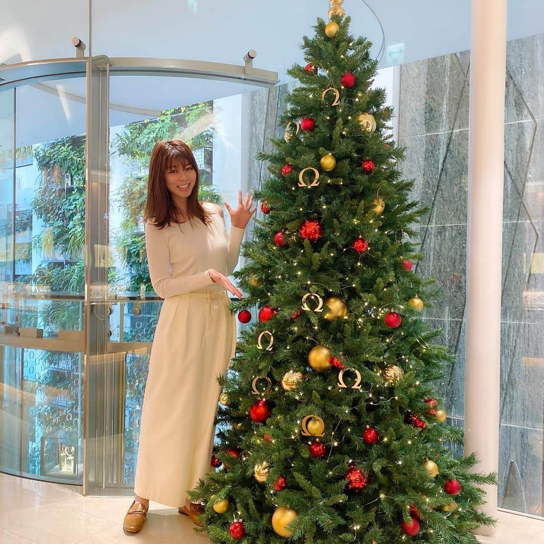 のインスタグラム：「先日、　@omega  ブティックにお邪魔しました😉  オメガツリーが可愛くて写真撮らせてもらっちゃった🎄😆❤️ #omega  #christmasmode  #えれな」