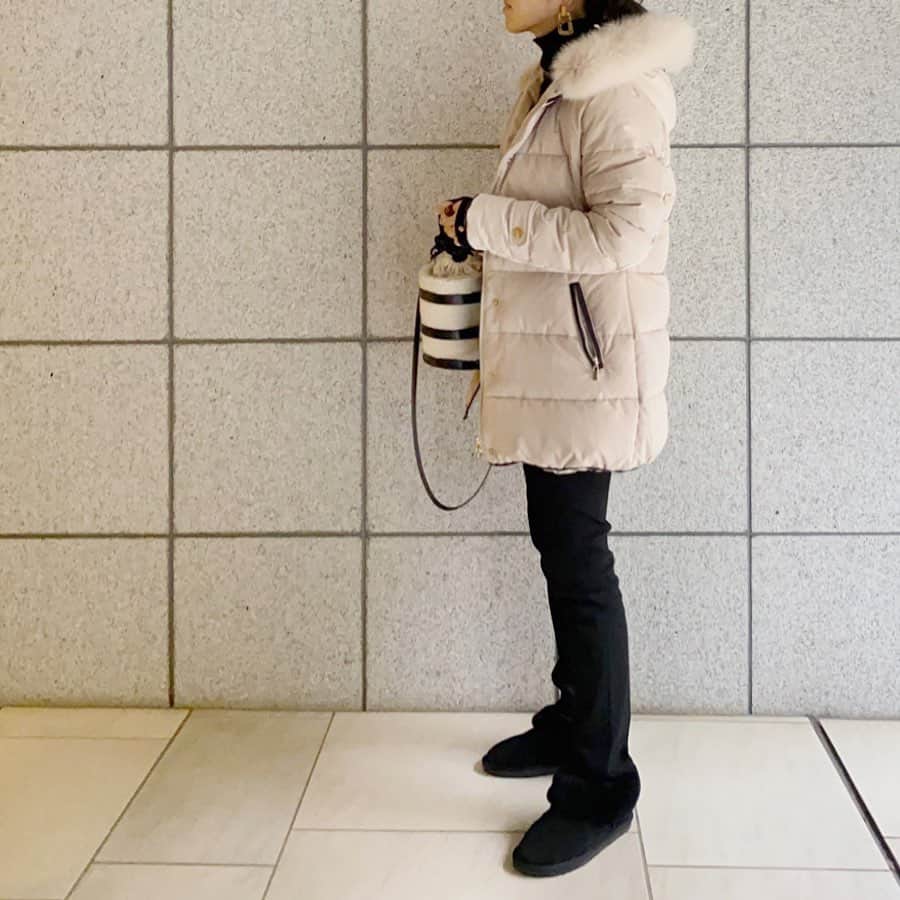 acco.mamaさんのインスタグラム写真 - (acco.mamaInstagram)「⠀ 冬コーデって暗くなりがちだから 明るい色のアウター良いですな𓂬 ⠀ このふあふあダウン クリスマスSALEで 26日9:59まで 2500円OFFクーポン配布中だよ🎫 ⠀ 耳元は @rim.iii_shop の お気に入りパイソンピアス🐍 ☞☞☞ ⠀ #STANZADOLCE#UNIQLO#rimiii#enfasbag#titivate#fin#楽天ROOMに載せてます#ROOMインフルエンサー」12月20日 18時18分 - acco.mama