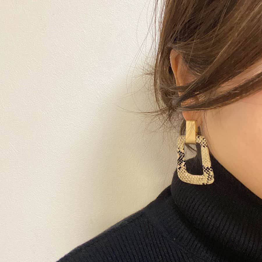 acco.mamaさんのインスタグラム写真 - (acco.mamaInstagram)「⠀ 冬コーデって暗くなりがちだから 明るい色のアウター良いですな𓂬 ⠀ このふあふあダウン クリスマスSALEで 26日9:59まで 2500円OFFクーポン配布中だよ🎫 ⠀ 耳元は @rim.iii_shop の お気に入りパイソンピアス🐍 ☞☞☞ ⠀ #STANZADOLCE#UNIQLO#rimiii#enfasbag#titivate#fin#楽天ROOMに載せてます#ROOMインフルエンサー」12月20日 18時18分 - acco.mama