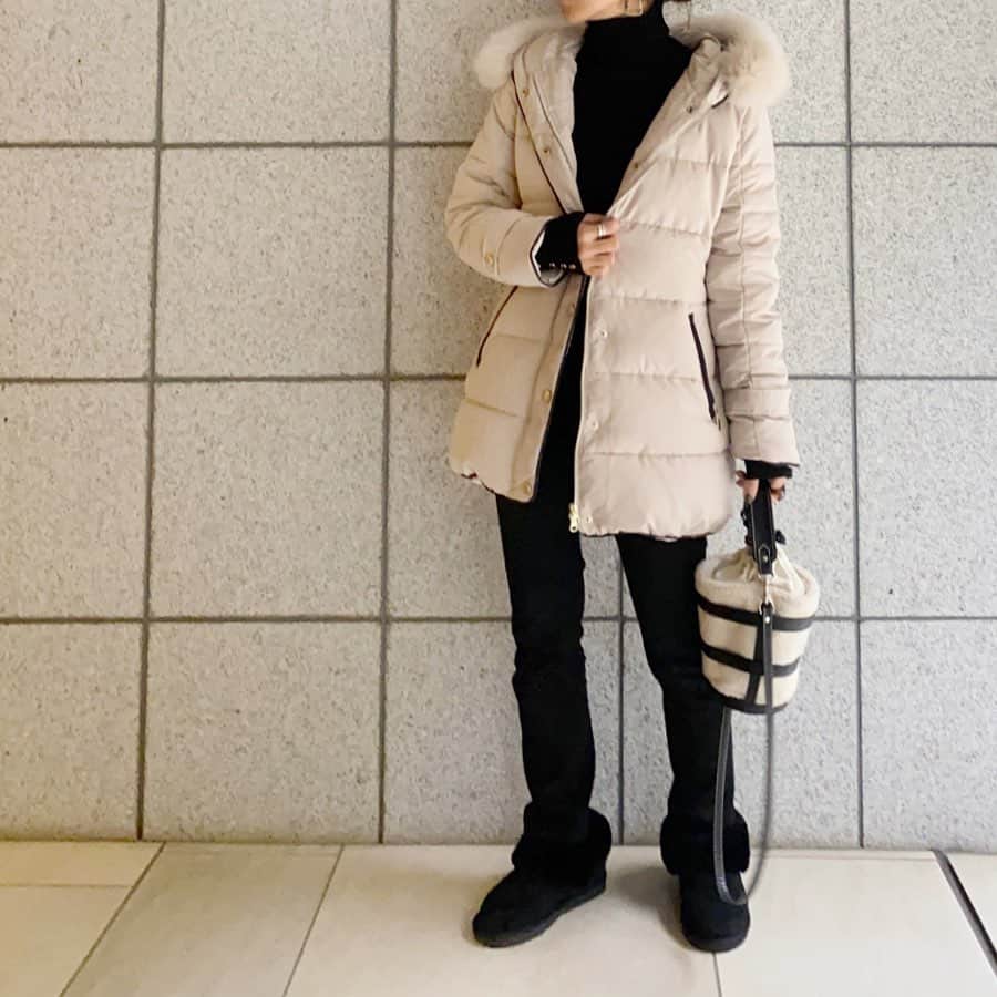 acco.mamaさんのインスタグラム写真 - (acco.mamaInstagram)「⠀ 冬コーデって暗くなりがちだから 明るい色のアウター良いですな𓂬 ⠀ このふあふあダウン クリスマスSALEで 26日9:59まで 2500円OFFクーポン配布中だよ🎫 ⠀ 耳元は @rim.iii_shop の お気に入りパイソンピアス🐍 ☞☞☞ ⠀ #STANZADOLCE#UNIQLO#rimiii#enfasbag#titivate#fin#楽天ROOMに載せてます#ROOMインフルエンサー」12月20日 18時18分 - acco.mama