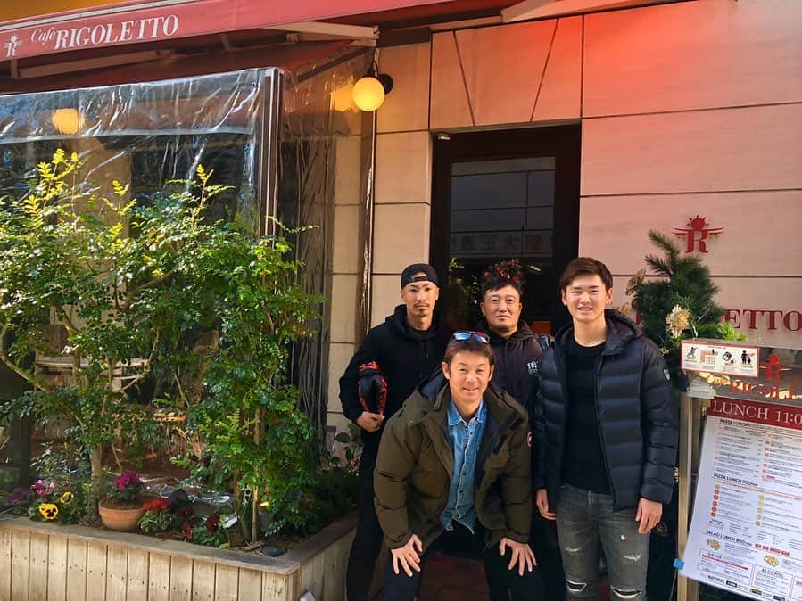 のインスタグラム：「小学生時代に指導してくれたコーチの方々と‼︎ こうしてプロになれたのも素晴らしい指導があったからです。 地元の小学校のチームだったけど、 他のクラブチームに行かなかった理由もコーチの方々の存在だったと思います。 もっと成長して、恩返ししないと！  #上ノ原SC #サッカースクール#ジョガ  #練習時間は1時間だったなー #他にもお世話になったコーチはたくさんいます」