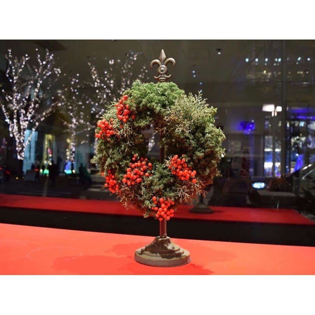 TOMORROWLAND_Womensさんのインスタグラム写真 - (TOMORROWLAND_WomensInstagram)「〈Christmas Wreath〉 トゥモローランド 丸の内店では、12月25日(水)までの期間、フラワーショップ〈一花屋〉のクリスマスリースを販売しております。 . Left ¥8,000＋TAX Right ¥6,000＋TAX . Gift idea🎁 👉 #gift_for_tomorrow #tomorrowland_jp #tomorrowland_womens #tomorrowland #ikkaya」12月20日 18時31分 - tomorrowland_womens