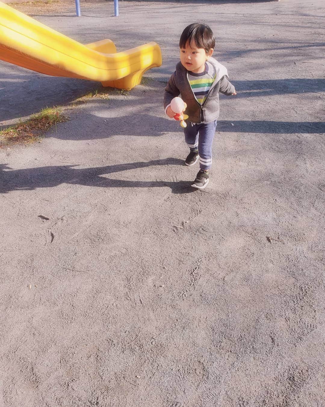 佐藤夏希のインスタグラム：「私が小学生の時に遊んでいた公園（なんなら中学生の時まで遊んでた😂）に すばるんを連れて行ったの🥰  中学はすごい厳しい学校だったから 立ち寄り禁止だったんだ（バレたら親呼び出し‥） でも渋谷に学校があったからそれはもう毎日が誘惑で‥w  いかにバレないように学校帰りに109に行くか毎日考えてたけど109の入り口に先生がいるって噂がまわって怖くて一度も行けなかったw😨💦 地元だったらさすがにバレないだろうと思って 地元のモスバーガーと公園だけはよく学校帰りに立ち寄ってました 先生ごめんなさい🤫💦♥ * * * 2枚目🔜🔜🔜 * 新商品のギュギュレギンスを履いてみたらむくみも取れてスッキリ❣️ え、なにこれめっちゃすごい！って感動しました😨 * ハイウエストだからお腹周りもスッキリするのが最高👌 166cmでMサイズ着用しましたが Lでも良かったかな？と思ってます！ 高身長さんでちゃんと足首まで長さがほしい方はLをおすすめします！！ 今だとクリスマスセット🎄がお得🎅♡ チェックしてね♡ * * * #ママさんと繋がりたい#ママコーディネート #ママスタグラム#mamastagram#子連れランチ#着圧レギンス#ギュギュレギンス#ママ#すばるん#親バカ部ig_kids #男の子ママ#babyboy #3月生まれ #むすこーで#息子とデート @gyugyuleg_lme #息子ラブ」
