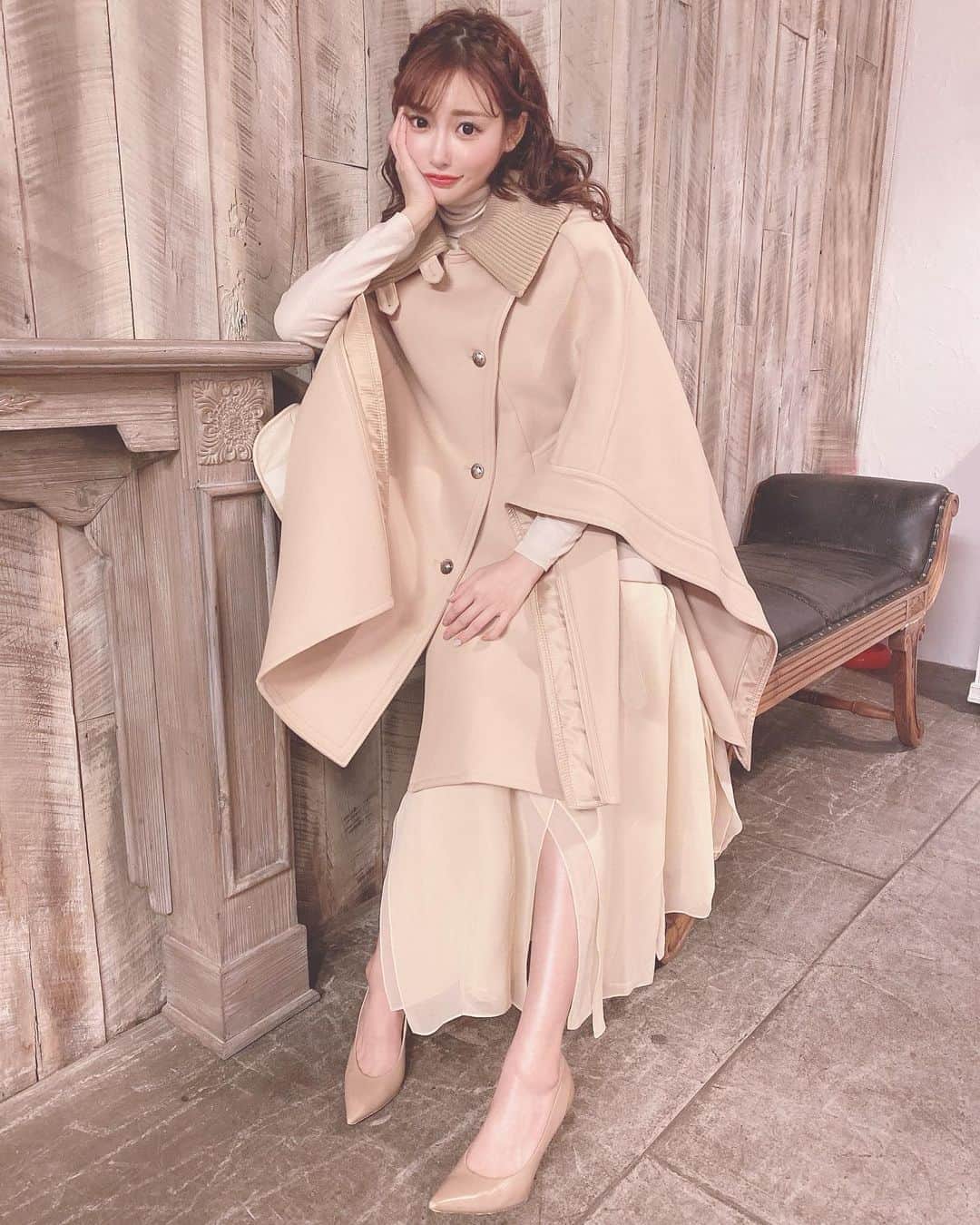 明日花キララのインスタグラム：「ヌーディー🧥👜」