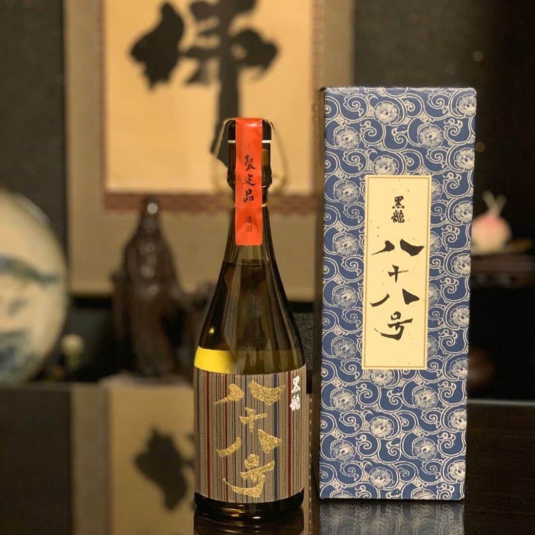 西岡剛のインスタグラム：「大好きな八十八号です。 実家で頂きます‼️ #西岡剛 #黒龍 #八十八号」