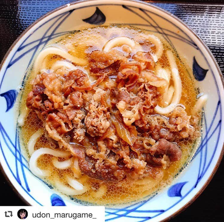 丸亀製麺さんのインスタグラム写真 - (丸亀製麺Instagram)「ご来店ありがとうございます！ お褒めのお言葉嬉しい限りです🥺✨ 12月から全店で「肉うどん」復活しました！皆様もぜひお召し上がりください～！ ※一部店舗では実施しておりません。 #Repost @udon_marugame_ ・・・ 肉うどん神すぎ〜〜飲みもんじゃんこれ✌️てかこの肉が乗った牛丼もメニューにあったけど 食べなくてもミシュラン三つ星確定  #丸亀製麺食べるか寝るかの生活したい」12月20日 18時33分 - marugame_