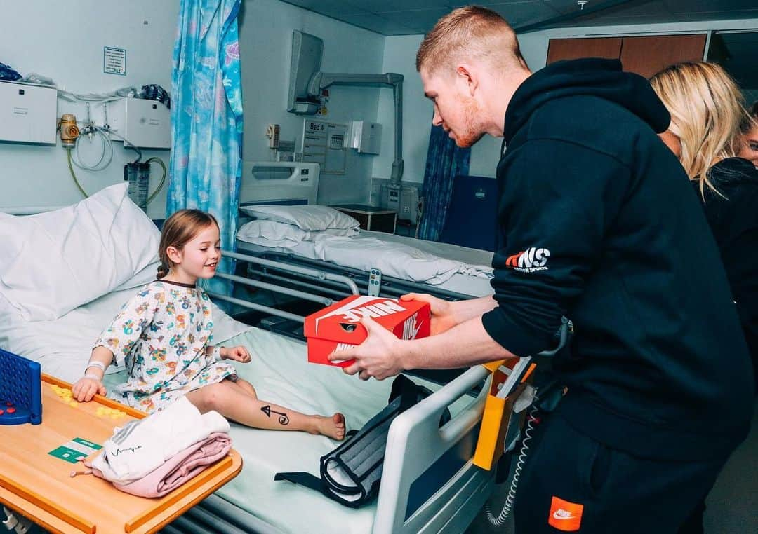 ケヴィン・デ・ブライネさんのインスタグラム写真 - (ケヴィン・デ・ブライネInstagram)「Had the best time visiting children and staff at Manchester University NHS on Wednesday afternoon for @rocnationsports 'Kicks for Kids' campaign 👟 Thank you for the warm welcome, it was wonderful to see smiles on the children's faces ❤」12月20日 18時48分 - kevindebruyne