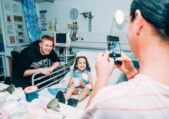 ケヴィン・デ・ブライネさんのインスタグラム写真 - (ケヴィン・デ・ブライネInstagram)「Had the best time visiting children and staff at Manchester University NHS on Wednesday afternoon for @rocnationsports 'Kicks for Kids' campaign 👟 Thank you for the warm welcome, it was wonderful to see smiles on the children's faces ❤」12月20日 18時48分 - kevindebruyne