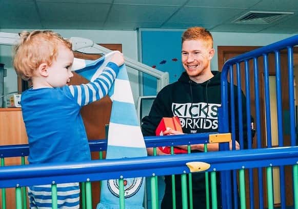 ケヴィン・デ・ブライネのインスタグラム：「Had the best time visiting children and staff at Manchester University NHS on Wednesday afternoon for @rocnationsports 'Kicks for Kids' campaign 👟 Thank you for the warm welcome, it was wonderful to see smiles on the children's faces ❤」
