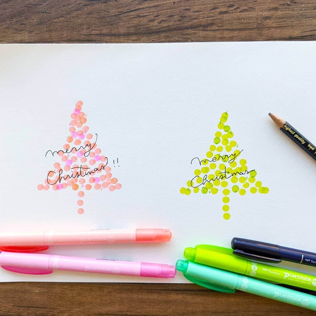 トンボ鉛筆さんのインスタグラム写真 - (トンボ鉛筆Instagram)「#プレイカラードット を使ったクリスマスカード🎄 repost📷 @tomobpcalligraphy  プレイカラードットを使ったすてきなクリスマスカードを投稿していただいたので、ドット＆筆之助を使って描いてみました！(動画は3倍速です)  カリグラファーの @tomobpcalligraphy さんのアカウントでは色違いの作例や、ハンドレタリングでカードにした作品などもご覧いただけます📝 気軽に作れるので、ぜひお試しを🎅 すてきな投稿をありがとうございました！ . . . #playcolordot #christmascard #プレイカラードット #クリスマスカード #ドットラボ #プレイカラードットアレンジ #christmasdecor #doodlevideo #handwritten #handlettering #brushlettering #fudenosuke #筆之助 #handmadefont」12月20日 18時42分 - tombowpencil