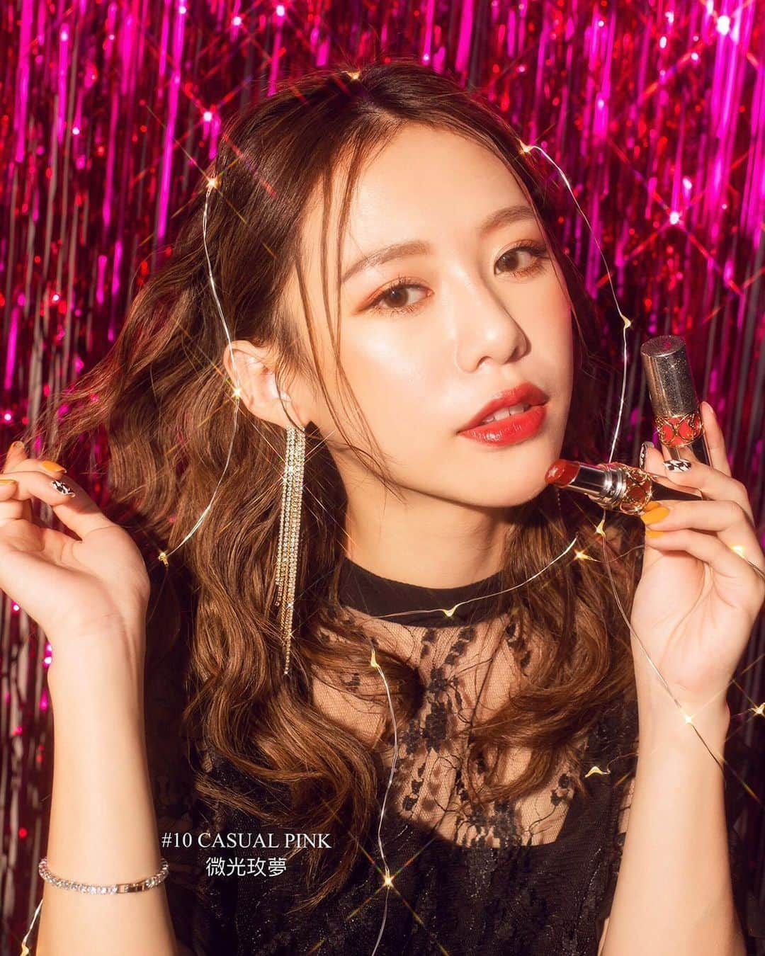 紀卜心さんのインスタグラム写真 - (紀卜心Instagram)「我心中最美唇膏來了!!!💄﻿ 不止顏色要美、還要夠潮夠吸睛！﻿ #yslbeautytw 即將推出 #情挑誘吻星鑽蜜唇膏﻿ ✨超 級 浮 誇 美 !!!!﻿ 除了bling bling的外殼，﻿ 裡面的唇膏還藏著銀色的星星耶﻿ 是不是很怕星星光澤擦了就會消失？﻿ 不用擔心！這光澤可以美超久!!﻿ YSL獨家雙層夾星科技﻿ 外層添加了頂級護唇精華跟鮮萃唇色配方，讓唇顯色又滋潤Q彈﻿  內層星星則添加了星漾顯白粒子，擦在嘴上真的誇張顯白﻿ 重點是這次的顏色真的超顯色～﻿ 護唇般的水潤質地又要達到一抹顯色!! ﻿ 同時還要有超美的光澤感真的是很難得的超高技術呢﻿ ﻿ 每個顏色都有不同的個性﻿ #10的玫瑰烤奶色跟 #11莓果色﻿ 以及#2 顯白紅棕色都是超熱門款，一上市一定會造成一波瘋搶！﻿ 真的擦上去自信加分，很符合這次想傳遞的 I’M THE ONLY STAR！﻿ 妳就是重要人眼中的那顆閃亮星星⭐⭐⭐﻿ 1/1 趕快靠櫃入手這系列🔥﻿ 也跟我分享一下你們喜歡哪一色吧❤️﻿ ﻿ 同時～1/1 市場NO.1的YSL水唇膏也會出超美全新11色喔!!!!!﻿ 真的非常期待😍😍﻿ ﻿ 🎁上市日起，凡消費滿NT$5,000，且含任一情挑誘吻星鑽蜜唇膏或情挑誘光水唇膏新色，就可以獲得全台限量超美的【慾望巴黎星禮盒】~~送完為止喔﻿ ﻿ ﻿ #情挑誘吻星鑽蜜唇膏﻿ #夾星唇膏﻿ #YSLBEAUTYTW﻿ #1月1日全新上市﻿」12月20日 18時43分 - eatzzz7