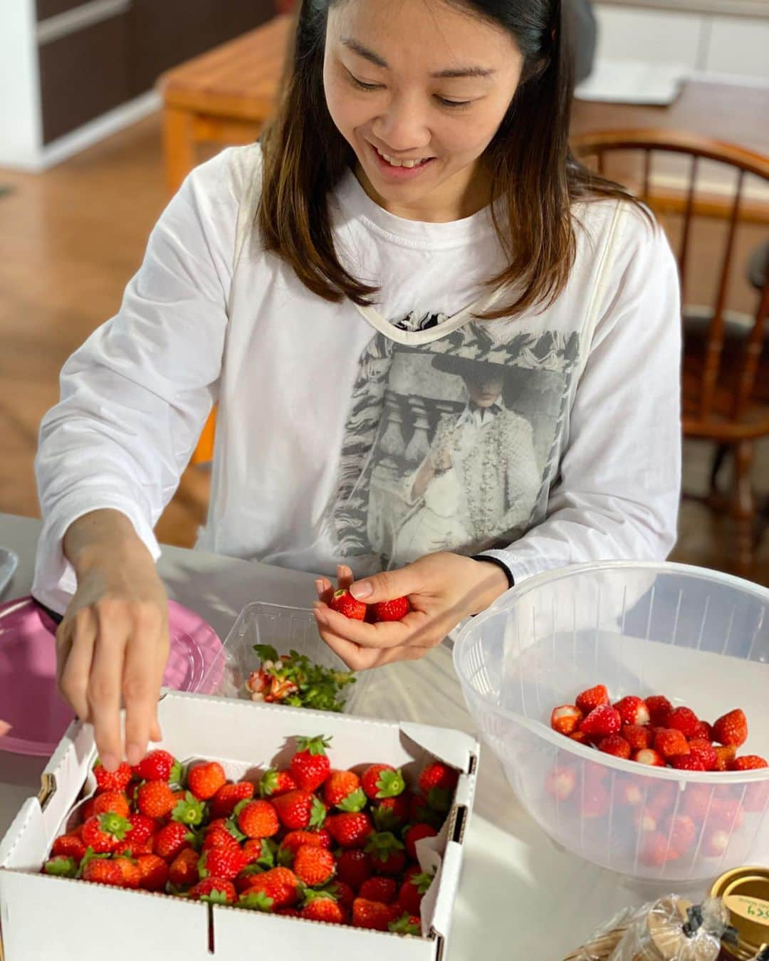 Little Miss Bento・Shirley シャリーさんのインスタグラム写真 - (Little Miss Bento・Shirley シャリーInstagram)「Kagoshima Day 2: Best way of spending midday is strawberry picking and jam making at Maeda Strawberry Farm.  This is also the start of the best season for ichigo 🍓  Super juicy strawberries hand picked, and I also made 4 jars of homemade strawberries. So yummy and so pure, no other added items except sugar and some lemon juice.  Highly recommend this as one of your activities when you visit Minami Kyushu, Kagoshima.  https://www.maeda-ichigo.com/en/ #visitkagoshima #kagoshima #explorekagoshima #visitjapan #maedastrawberryfarm #ichigo #strawberrypicking #minamikyushu」12月20日 18時43分 - littlemissbento