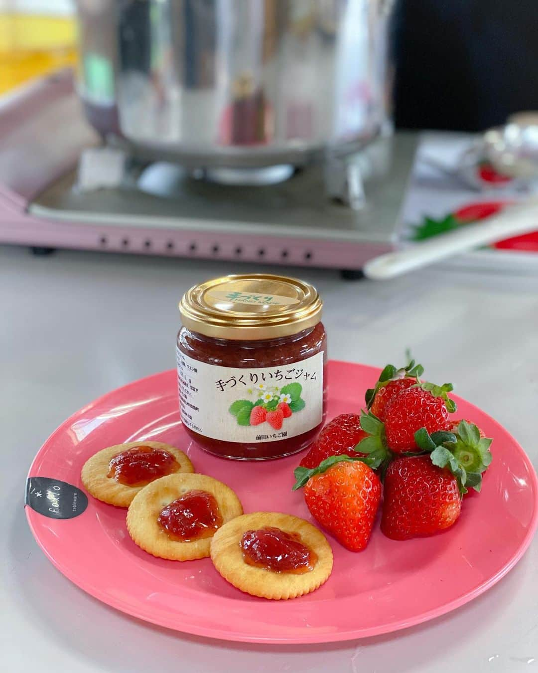 Little Miss Bento・Shirley シャリーさんのインスタグラム写真 - (Little Miss Bento・Shirley シャリーInstagram)「Kagoshima Day 2: Best way of spending midday is strawberry picking and jam making at Maeda Strawberry Farm.  This is also the start of the best season for ichigo 🍓  Super juicy strawberries hand picked, and I also made 4 jars of homemade strawberries. So yummy and so pure, no other added items except sugar and some lemon juice.  Highly recommend this as one of your activities when you visit Minami Kyushu, Kagoshima.  https://www.maeda-ichigo.com/en/ #visitkagoshima #kagoshima #explorekagoshima #visitjapan #maedastrawberryfarm #ichigo #strawberrypicking #minamikyushu」12月20日 18時43分 - littlemissbento