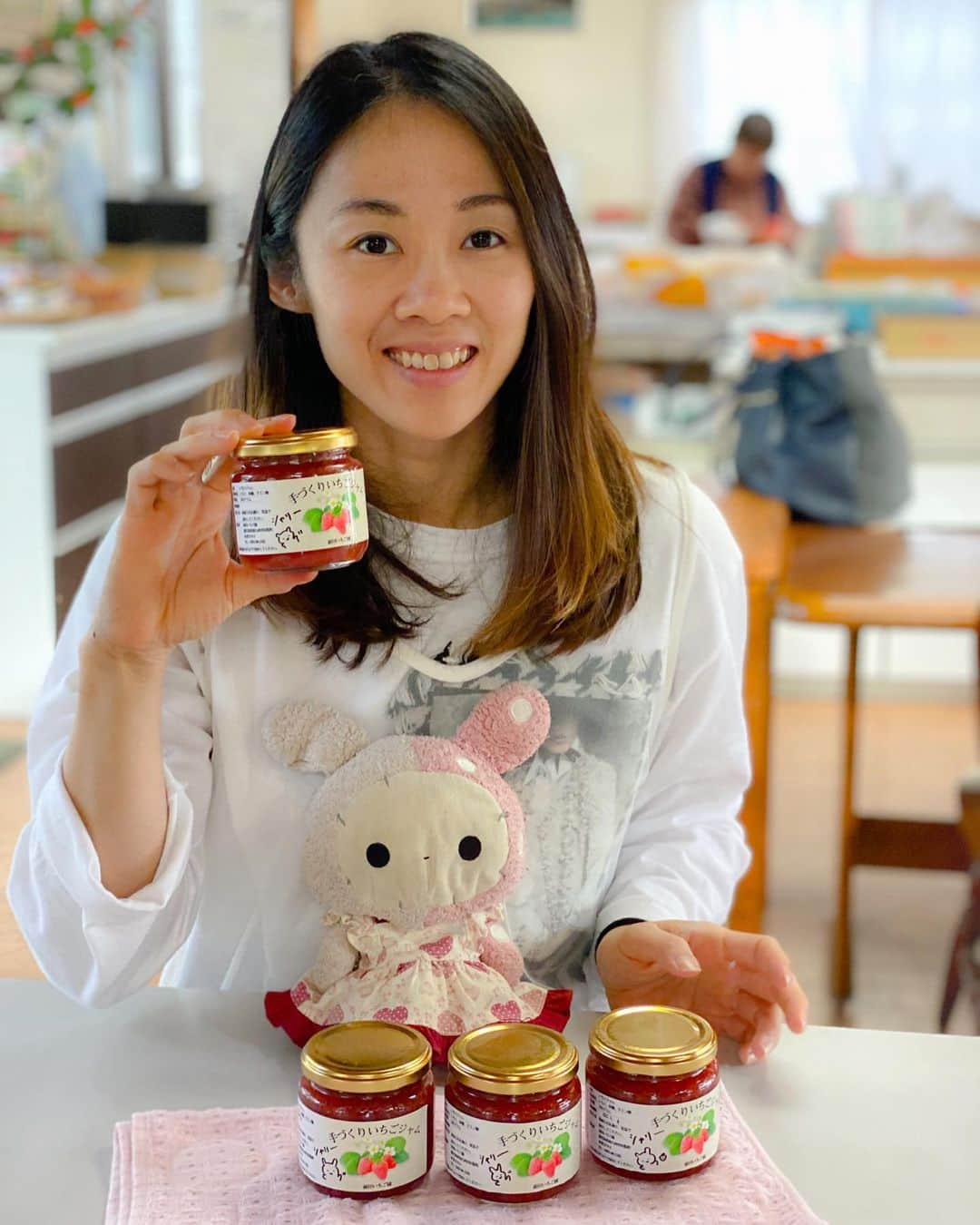 Little Miss Bento・Shirley シャリーさんのインスタグラム写真 - (Little Miss Bento・Shirley シャリーInstagram)「Kagoshima Day 2: Best way of spending midday is strawberry picking and jam making at Maeda Strawberry Farm.  This is also the start of the best season for ichigo 🍓  Super juicy strawberries hand picked, and I also made 4 jars of homemade strawberries. So yummy and so pure, no other added items except sugar and some lemon juice.  Highly recommend this as one of your activities when you visit Minami Kyushu, Kagoshima.  https://www.maeda-ichigo.com/en/ #visitkagoshima #kagoshima #explorekagoshima #visitjapan #maedastrawberryfarm #ichigo #strawberrypicking #minamikyushu」12月20日 18時43分 - littlemissbento