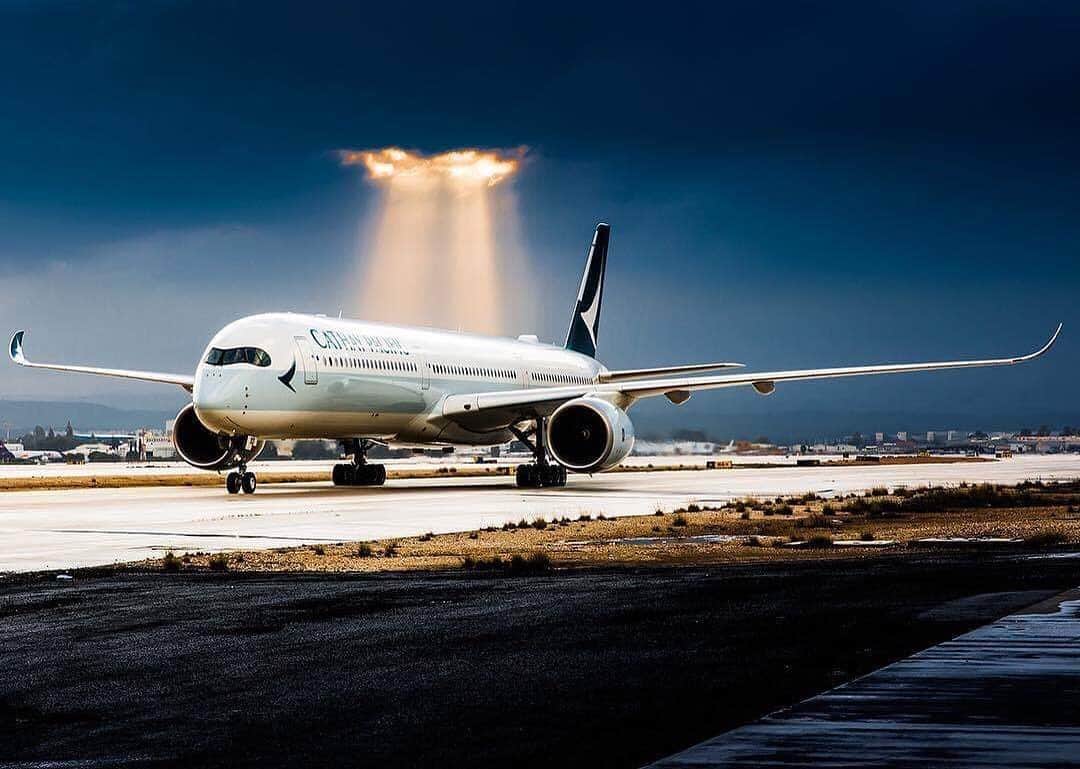 キャセイパシフィック航空さんのインスタグラム写真 - (キャセイパシフィック航空Instagram)「Check out this shot of our much-loved A350. It’s got us planning our next getaway. What destinations are topping your 2020 travel list?  我們這架備受矚目的A350客機，已為下一段旅程準備就緒。你又是否已經規劃好新一年的旅遊大計？  Credit: @yochaimossi」12月20日 18時57分 - cathaypacific