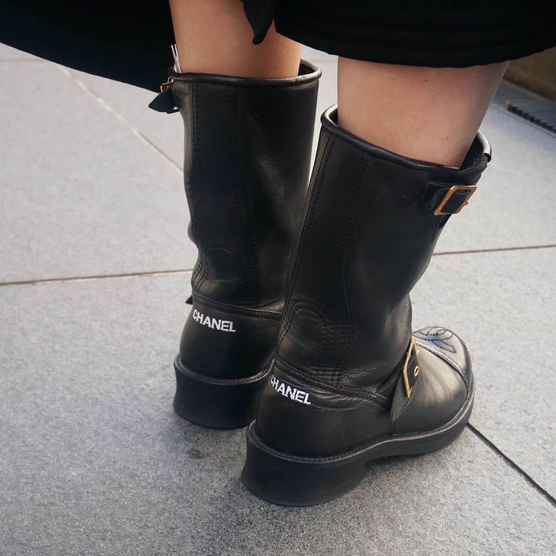Vintage Brand Boutique AMOREさんのインスタグラム写真 - (Vintage Brand Boutique AMOREInstagram)「Vintage Chanel CC leather engineer boots.  Size 36▶︎Free Shipping Worldwide✈️ ≫≫≫ DM for more information 📩 info@amorevintagetokyo.com #AMOREvintage #AMORETOKYO #tokyo #Omotesando #Aoyama #harajuku #vintage #vintageshop #ヴィンテージ #ヴィンテージショップ #アモーレ #アモーレトーキョー #表参道 #青山 #原宿#東京 #chanel #chanelvintage #vintagechanel #ヴィンテージ #シャネル #ヴィンテージシャネル #amorewardrobe #アモーレワードローブ」12月20日 18時50分 - amore_tokyo