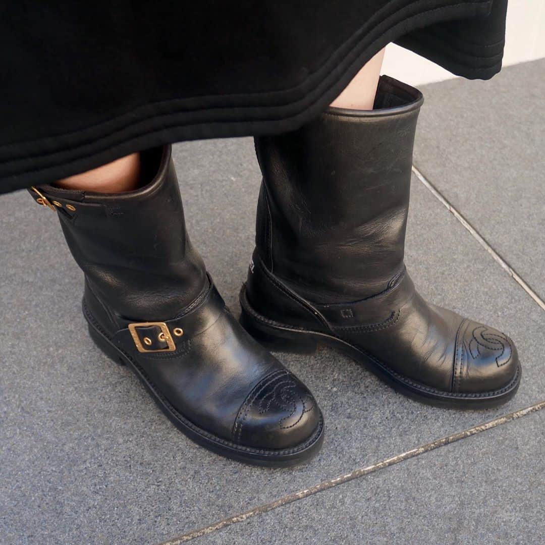 Vintage Brand Boutique AMOREさんのインスタグラム写真 - (Vintage Brand Boutique AMOREInstagram)「Vintage Chanel CC leather engineer boots.  Size 36▶︎Free Shipping Worldwide✈️ ≫≫≫ DM for more information 📩 info@amorevintagetokyo.com #AMOREvintage #AMORETOKYO #tokyo #Omotesando #Aoyama #harajuku #vintage #vintageshop #ヴィンテージ #ヴィンテージショップ #アモーレ #アモーレトーキョー #表参道 #青山 #原宿#東京 #chanel #chanelvintage #vintagechanel #ヴィンテージ #シャネル #ヴィンテージシャネル #amorewardrobe #アモーレワードローブ」12月20日 18時50分 - amore_tokyo