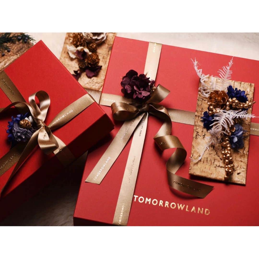 TOMORROWLAND_Womensさんのインスタグラム写真 - (TOMORROWLAND_WomensInstagram)「〈Holiday Flower Ornament Produced By KENTA KONISHI〉 トゥモローランド 神戸店では、12月25日(水)までの期間、ホリデーの贈り物をオンリーワンに演出する限定フラワーオーナメントをご用意しております。 . フラワーアーティスト 小西健太氏プロデュースのオーナメントは、アートピースのように一点一点表情が異なります。 ぜひこの機会にトゥモローランド 神戸店をご利用ください。 ※フラワーオーナメントは数量に限りがございます。 . Gift idea🎁 👉 #gift_for_tomorrow #tomorrowland_jp #tomorrowland_womens #tomorrowland」12月20日 18時51分 - tomorrowland_womens