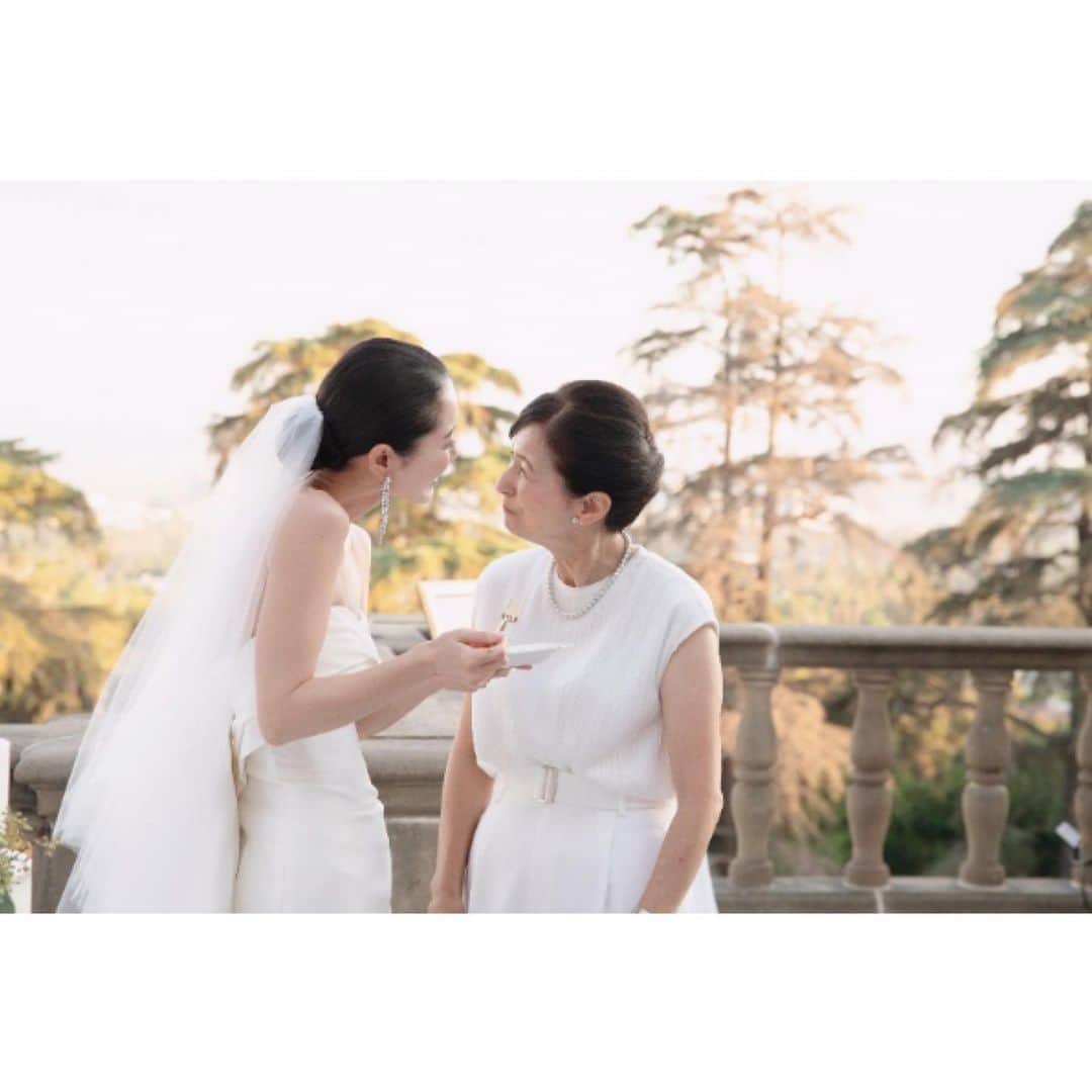 ウェディングソムリエ編集部さんのインスタグラム写真 - (ウェディングソムリエ編集部Instagram)「素敵な花嫁さんのウェディングストーリーを紹介する「ウェディングレシピ」 ・ ・ 今回は『セルフプロデュースで叶えたLA Wedding』 新郎新婦の思い出の地・ロサンゼルスで行われた、チハルさん @nodaru_wedding  さん のスタイリッシュモダンなパーティーの様子をレポート✨ ・ ・ ぜひウェディングソムリエのウェブからご覧ください♡ ． ・ *:.,.:*:.,.:*:.,.:*:.,.:*:.,.:*:.,.:*:.,.:*:.,.:*:.,.:*:.,.:*:.,.:* . サイトは[ウェディングソムリエ ]で検索 🔎http://www.jadorewedding.com プロフィール欄の🔗Linkからもとべます。  ウェディングソムリエは、 人生でその時しかできない 特別な体験を提供するメディアです♡ *:.,.:*:.,.:*:.,.:*:.,.:*:.,.:*:.,.:*:.,.:*:.,.:*:.,.:*:.,.:*:.,.:*:.,.:*: #卒花  #ウェディングソムリエ #花嫁 #プレ花嫁  #花嫁DIY  #ウェディングアイデア  #ウエディングアイテム #卒花嫁レポ #全国のプレ花嫁と繋がりたい #ウェディングソムリエアンバサダー #結婚式 #ウェディングドレス #ウェディングレポ #ウェディングレポート #greystonemansion  #ウェディングレシピ #ウェディングレポ #ウェディングレポート」12月20日 18時58分 - jadore_wedding