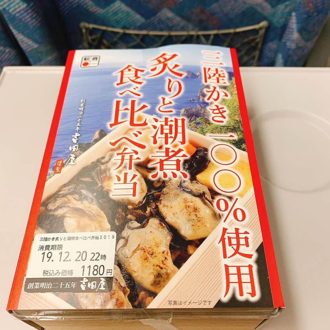 三遊亭とむのインスタグラム：「三陸かき炙りと潮煮食べ比べ弁当2019  新大阪駅1180円  三陸かき100%使用と表記 ということは色々混ざっているのもあるんだなと考えさせられるが、、 そんなこはどうだっていいっ！  何故ならこの牡蠣むちゃくちゃ美味いんです。駅弁の中じゃ僕ランキング1位！ 椎茸煮と海苔との蒲焼きタレとの相性も抜群！  文句なし！  95点  皆様メモに牡蠣こんで！  #駅弁　#駅弁評論家　#駅弁コンシェルジュ　#吉田屋　#おべんたぐらむ #三陸かき炙りと潮煮食べ比べ弁当」