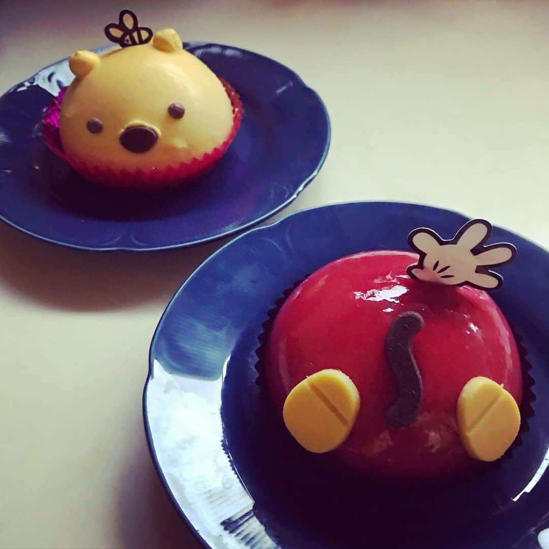 睦のインスタグラム：「最高の お誕生日& 17th入籍記念日ケーキっ😍  ありがとっ🙏  発売日が、 前日からなんて最高😆  25日まで 販売されてるそうですよ🎄  #誕生日ケーキ  #誕生日　 #お誕生日　 #birthday  #birthdaycake  #入籍記念日　 #入籍記念日ケーキ  #weddinganniversary  #smile  #セブンスイーツ  #anniversary  #lovely  #プーさん　 #プー　 #ミッキーマウス　 #ミッキーのおしり #mickeymouse  #mickey  #pooh  #winniethepooh  #17年目  #限定　 #セブンイレブン　 #ssw  #作詞家  #artist  #lyricist  #model  #井上睦都実 #睦」