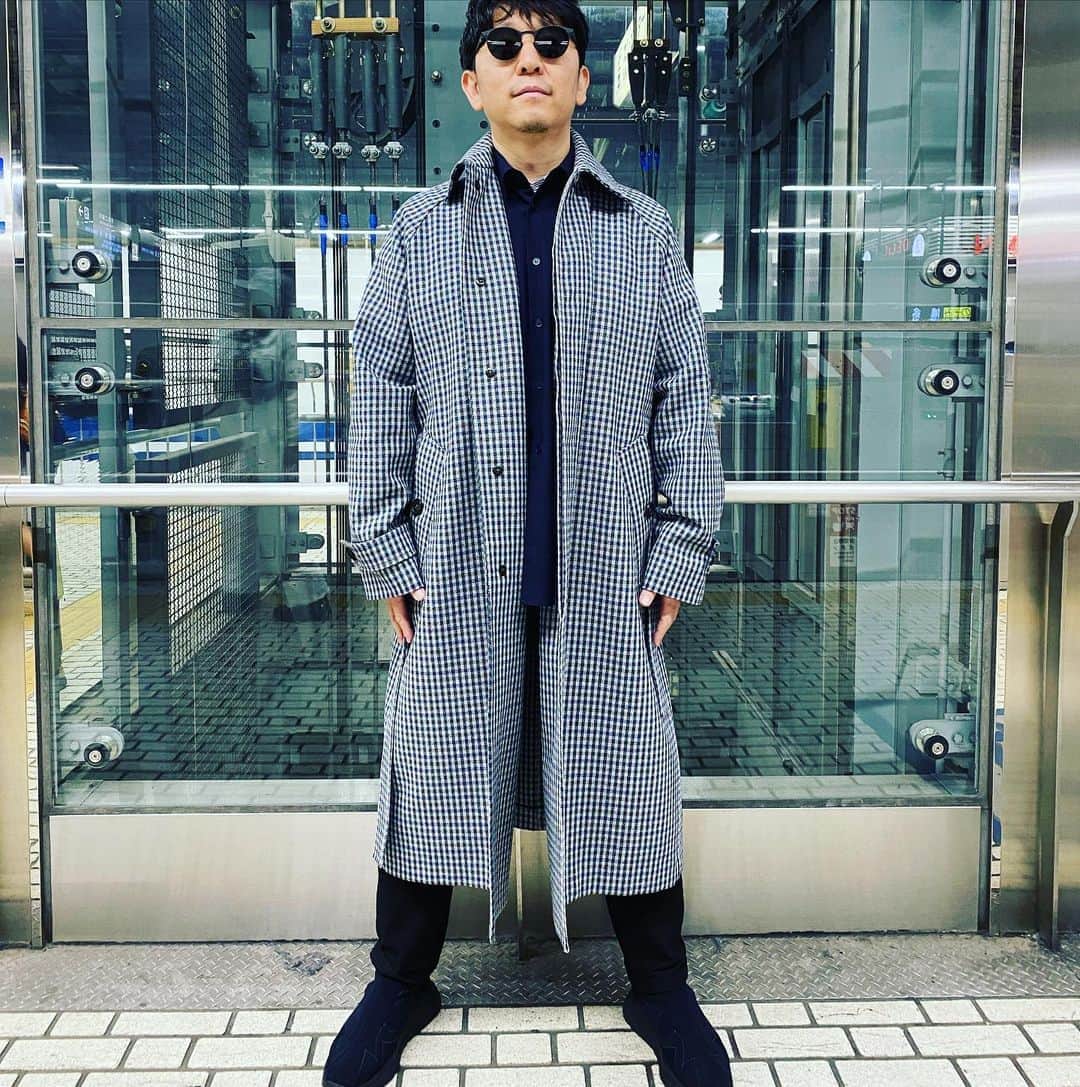 Taku Takahashiのインスタグラム：「Acne Checked Overcoat 最近ブランド名をドーン！って載せるアイテムが多くて、ぶっちゃけ、ここ2、3年くらいAcneで当たりが無かったんだけど、久しぶりの大当たり。ホントにドンズバの好み。  チェック模様なんだけど、グリーンなんだな青なんだな茶色なのか紫なんだがよくわからないホワーンとした感じなのにとてもシャープ。ブランドもどこのものかサッパリわからない。でも、多分acne好きにはわかっちゃう何かがあるんだよねー。ロサンゼルスで発見したんだけど、一目惚れのドキッとする瞬間を久しぶりに味わった。  写真ではボタンをとめてないんだけど、閉めるとまた違った印象になるから1度に2度美味しい。  前の教訓から、本気で同じもの2着買っちゃおうか悩んだんだけど、そういうのはやめて、ちゃんと大切に扱って長く一緒に付き合えたらな、って思ってる。  でも汚しちゃうんだけどね(´･_･`) I’ve been waiting for so long.  This is the jacket I was looking for several years.  Acne has been one of my favorite brand,  but couldn’t really get in to it because they started to put Their brand logos blatantly.  This one,  you can’t really tell which brand it is,  but maybe some of you acne fans can guess it.  It’s gotta the acne attitude in it.  It’s got very unique check pattern and I just fell in love either first sight. #acnestudios」