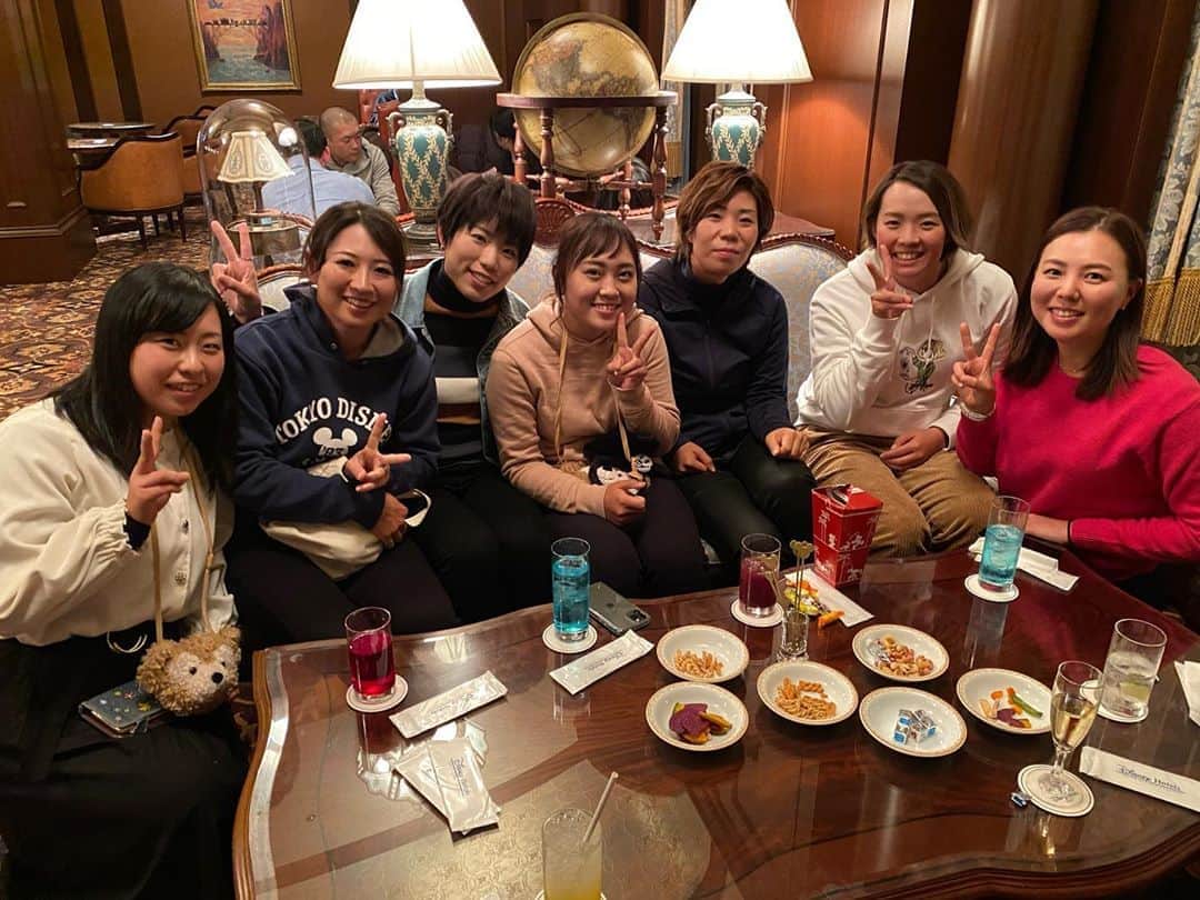 川満陽香理のインスタグラム：「GOLF5、大集合ー‼︎ 普段からなんか自然と集まっちゃうけど、今回は前々から計画してホテルにも泊まってディズニーで遊んできました❗️ 混雑してて大変だったけど、待ってる間も話尽きなくて、すごく楽しかった🤩🌈 また来年もがんばろうっ‼️ #GOLF5 #kissmark」