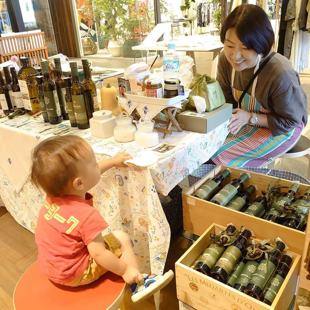 タピエスタイルさんのインスタグラム写真 - (タピエスタイルInstagram)「京都 出会えるマルシェ  明日土曜日日曜日は 盛り沢山ない賑わいになります。 大人気のアンズテーブル 今の季節限定の搾りたて フルーティーなオリーブオイルのテイスティング販売です。 森澄子さんにオリーブオイルの楽しみ方を試食しながら実家していただきます。 美味しくて体に良い オリーブオイルにで出会ってくださいね！  An'sTable アンズ テーブル 土・日 限定オリーブオイルテイスティング開催 出会えるマルシェの人気イベントAn’s Tableさんの「オリーブオイルテイステイング」を今回も開催いただきます。からだに良くて美味しいオリーブオイルの産地や味わいの違い、品質と選び方、使い方、色々やさしく学べます。  開催日：21日（土）、22日（日） 時間：各日11：00～18：00  タピエスタイル　LAQUE四条烏丸店 〒600-8009 京都市下京区四条通室町東入函谷鉾町101 LAQUE四条烏丸 2F http://laque.jp/ Tel ：090-8821-8681 Open：10:30～20:30  京都市営地下鉄烏丸線「四条」駅 阪急京都線「烏丸」駅・22番・24番出口直結 マルシェは８時終了」12月20日 19時23分 - tapiestyle