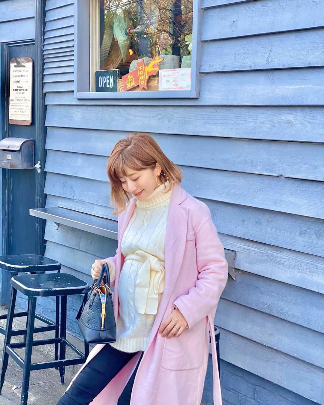 のインスタグラム：「・ 毎日皆さんからのコメントやDMに 励まされています🤰🏼💕 本当に嬉しい。 いつもありがとうございます。 もっと気を引き締めて頑張らないとなあ❕ #coordinate tops#deicy @deicy_official  pants#uniqlo @uniqlo  outer#gracecontinental @grace_continental.div  bag#louisvuitton @louisvuitton  pierce#stellarhollywood @stellarhollywood  #sサイズコーデ  #153cmコーデ #おちびコーデ #おちびの輪 #妊婦コーデ #マタニティコーデ #妊娠9ヶ月 #マタニティライフ #ぷんにーらいふ #ユニクロマタニティ ・ make💄#lpdgem #gem @lpdgem.official  新しいgemのアイパレットが とーーーっても可愛い❤️ gemのお気に入りたちでローズ系のメイクにしたよ☺️」