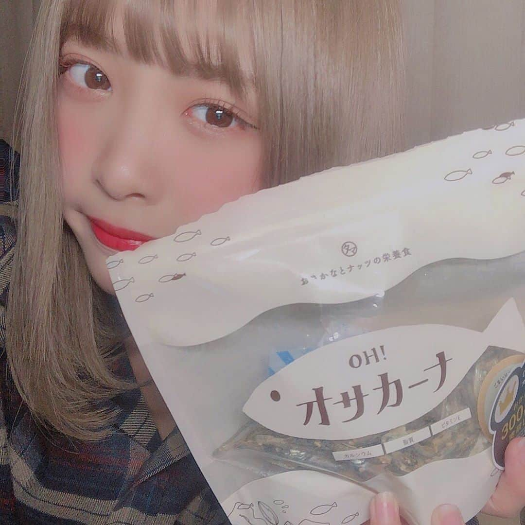 向葵まるさんのインスタグラム写真 - (向葵まるInstagram)「. お菓子ダメっていうから、おさかな食べることにした🥺💓 食べてて飽きないし、小腹が空いた時にちょうどいいんだぁ( ◜ᴗ◝) . いわしとアーモンドが入ってるんだけど、アーモンドにはビタミンの中でも「ビタミンE」がたくさん入ってて抗酸化作用による体内の脂質の酸化防いでくれるんだって！！！ #タマチャンショップ #ohオサカーナ #オサカーナ #おやつ #健康おやつ #いりこ #アーモンド #アーモンド小魚 #sponsored ＠tamachanshop」12月20日 19時25分 - natamaru041