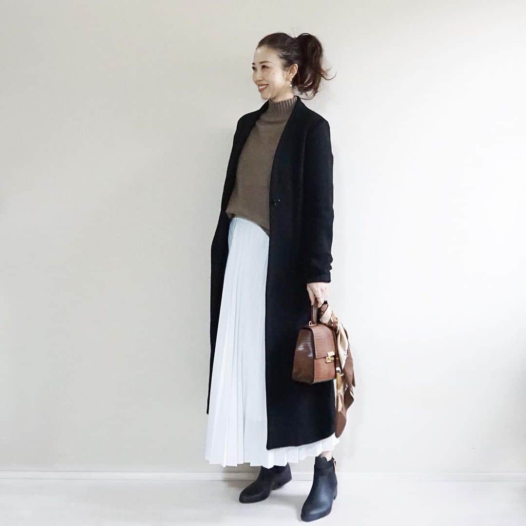 玉村 麻衣子さんのインスタグラム写真 - (玉村 麻衣子Instagram)「【coordinate】  GUのニット×UNIQLOのプリーツスカート。 冬はコートをはじめ深い色が多くて重くなりがちなので、白スカートを挟んで軽やかに^ ^ #オーバーサイズハイネックチュニック #プリントスカーフ . . coat: #SELECT tops: #GU bottoms: #UNIQLO bag: #ノーブランド （height: 162cm） . #たまむらコーデ #プチプラ#プチプラコーデ#コーディネート #fashion#coordinate#outfit#ootd#JAPAN #マタニティ#マタニティコーデ #マタニティー#マタニティーコーデ #妊娠8ヶ月」12月20日 19時27分 - maiko_tamamura