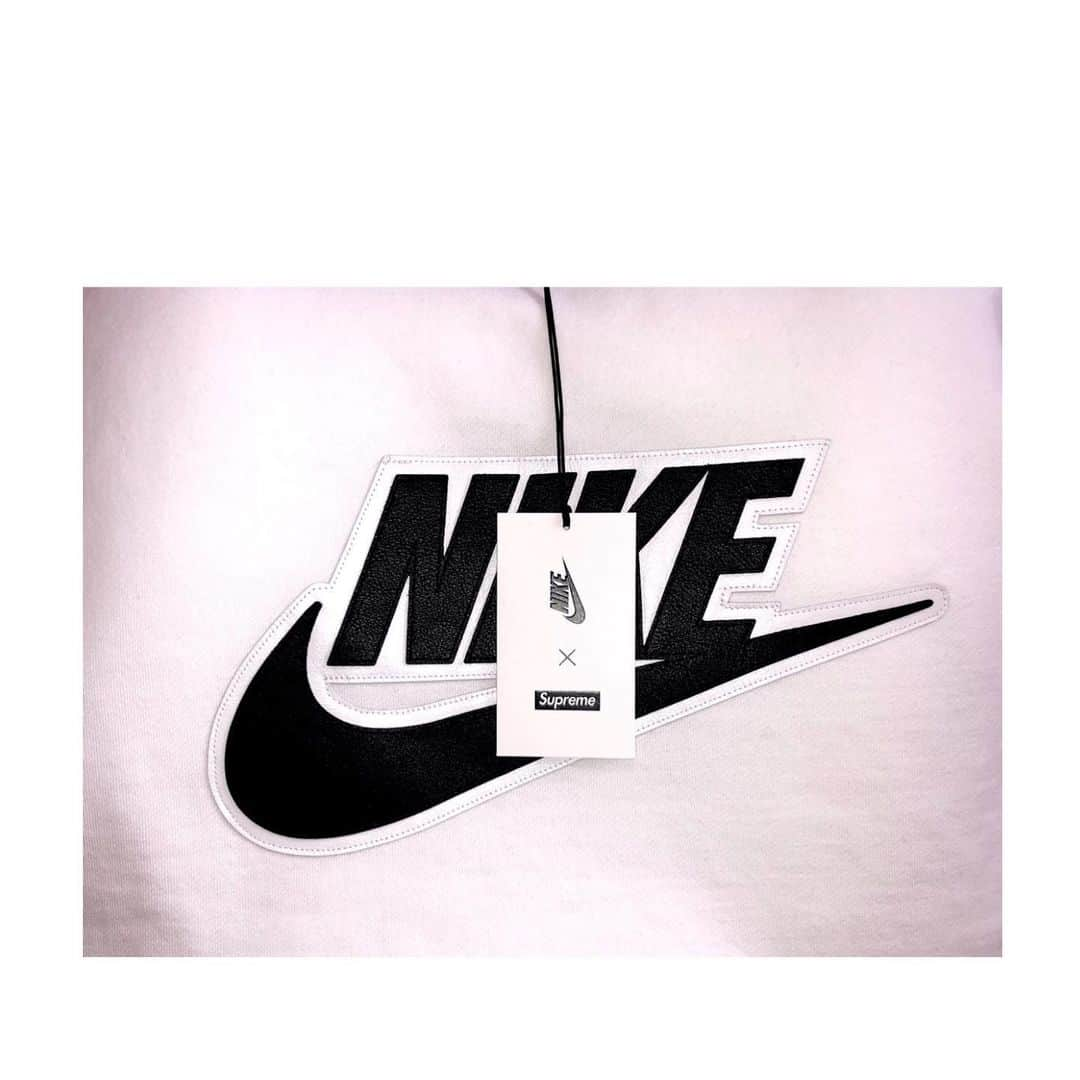 ベンドラメ礼生さんのインスタグラム写真 - (ベンドラメ礼生Instagram)「2019.12.20 . . Supreme ／  Nike かなり状態いいフーディーget。 Nikeロゴがレザー素材になっていて ちょーイケイケよ。🦛🦛🦛 . #supreme #nike  #supremenike #nikesupreme」12月20日 19時28分 - venleo.9