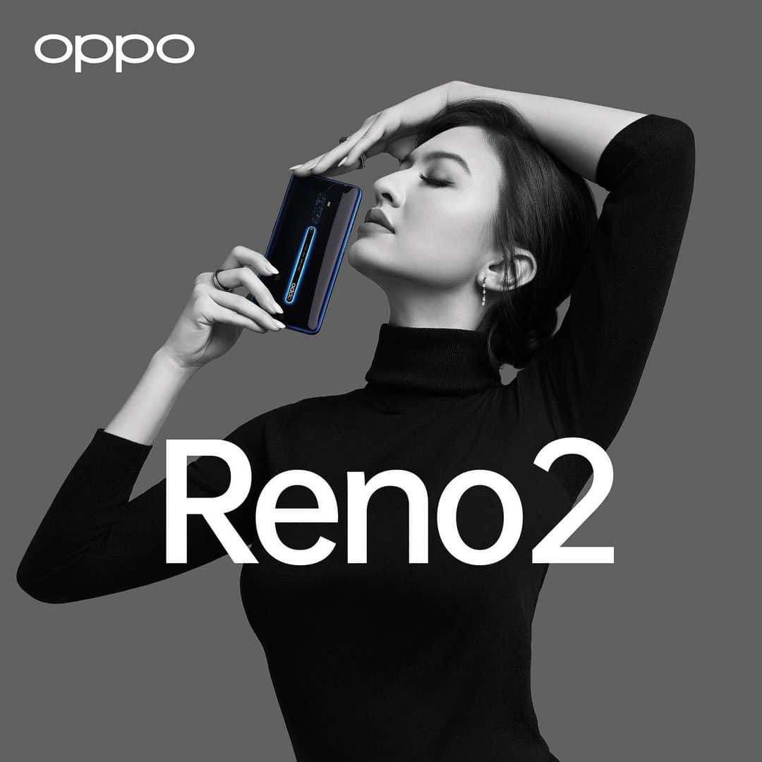 ラライン・シャーのインスタグラム：「Look at this beauty! #OPPOReno2 's stylish design looks super lux!  I'm using the Luminous Black Oppo Reno 2 .Love the combination of darkness and light-lit blue, super trendy!  Leading up to 2020, share your hidden passion to @OPPOIndonesia. Remember, sharing your dreams makes it easier for people who care to help you make it real! Let's #unboxyour2020❤」