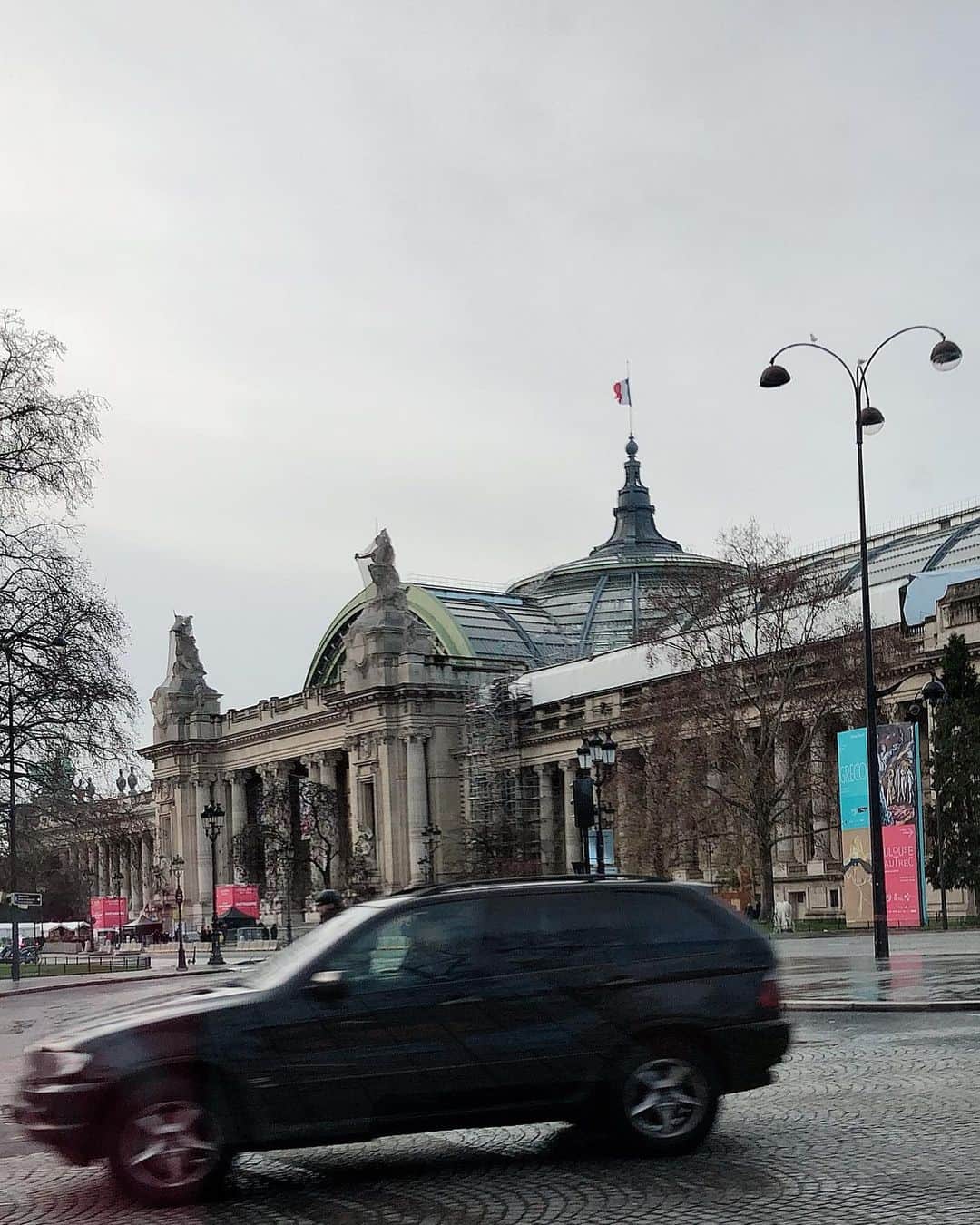 かねさだ雪緒さんのインスタグラム写真 - (かねさだ雪緒Instagram)「3日目の朝はバスで市内観光 車窓から歴史ある建築物を沢山見てまわりました💕 #ストーリーも見てね  #フランス旅行#paris#パリ#ヴァンドーム広場#louisvuitton#オペラガルニエ#ルーブル美術館#ノートルダム大聖堂#パンテオン#コンコルド広場#エッフェル塔#リュクサンブール美術館」12月20日 19時33分 - yukiokanesada