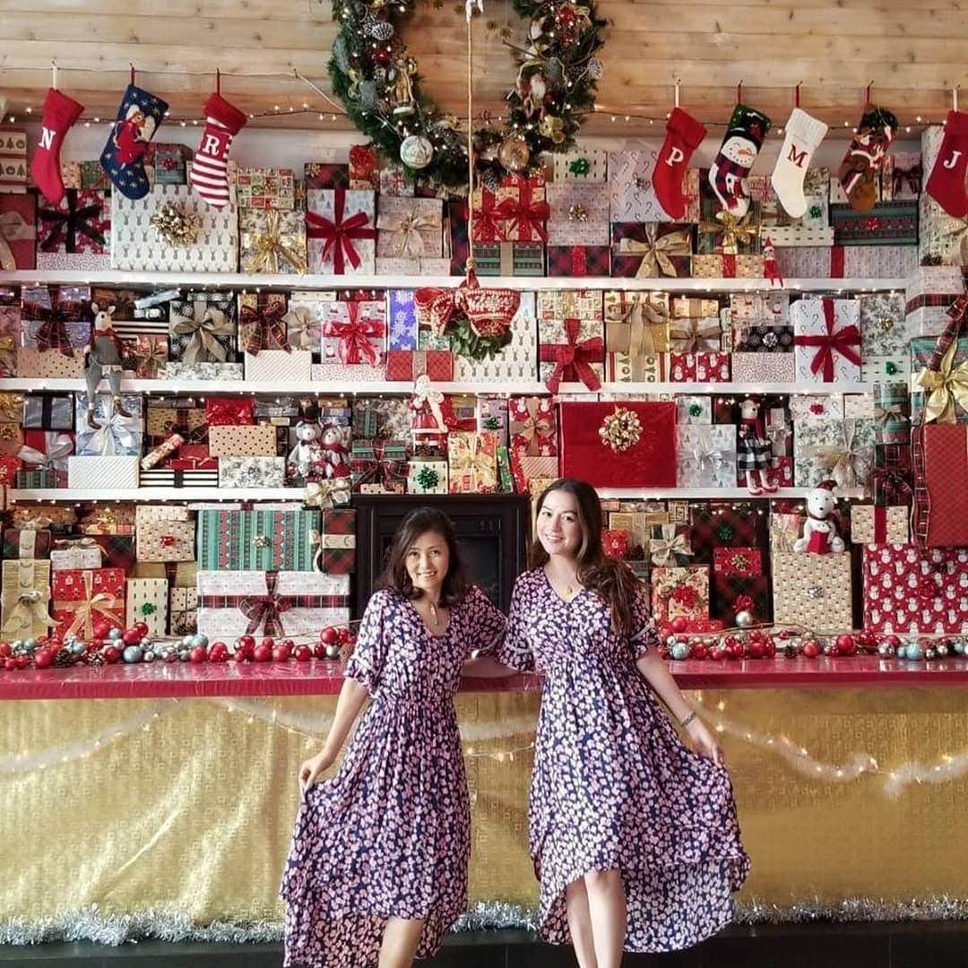 瀬川慶のインスタグラム：「@nina_bythesea @alisha_gemstone_jewelry Christmas is only one week away! 😁🎄💕 #holidaybarhonolulu #alamoana #angelsbytheseahawaii #alishagemstonejewelry #unexpectedtwins #hawaii #christmas #アラモアナショッピングセンター #エンジェルズバイザシー #アリーシャジェムストーンジュエリー #打ち合わせ無しの双子コーデ」