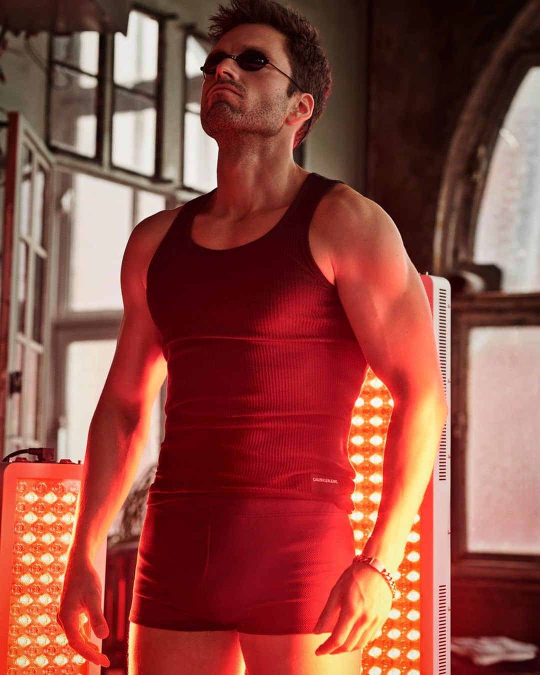 カーター・スミスのインスタグラム：「We interrupt this MIDNIGHT KISS marathon with an update : @imsebastianstan is 🔥 in the new @menshealthmag 📷 by me」