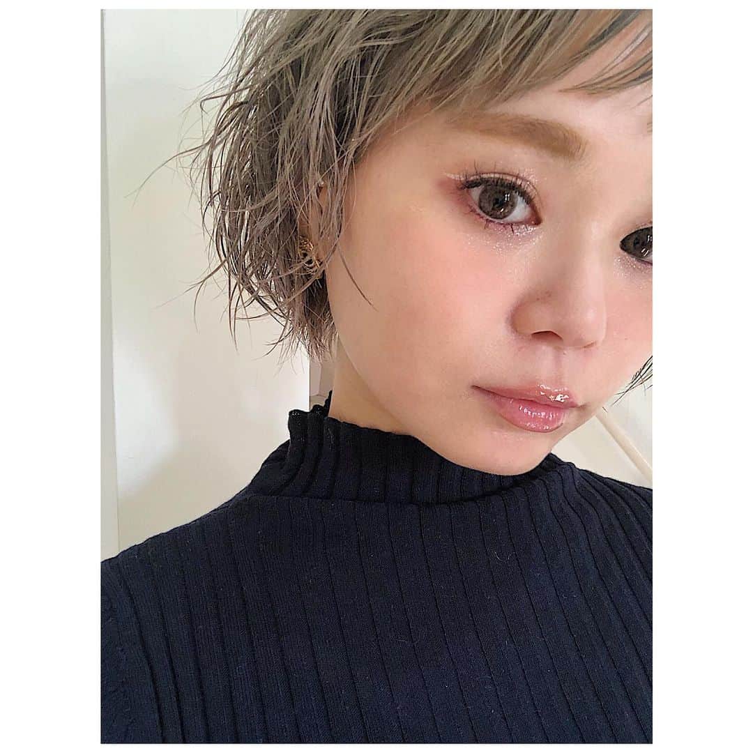 のインスタグラム：「久しぶりに明るい色味でキラキラのメイク🌼﻿ shuuemuraのシルバーラメのカラーライン。﻿ すごく描きやすいし　発色もダントツで良い◎🐴🌼﻿ 赤リップなイメージかあるみたいで﻿ こういう淡いメイクの時のが友達には好評😶😶😶﻿ ﻿ 毎日お洋服を選ぶように﻿ メイクも毎日気分で楽しみたい🌼👰﻿ 今日はお客様がメイクの相談してきてくれて嬉しかったな☺️🍑﻿ ﻿ #メイク﻿」