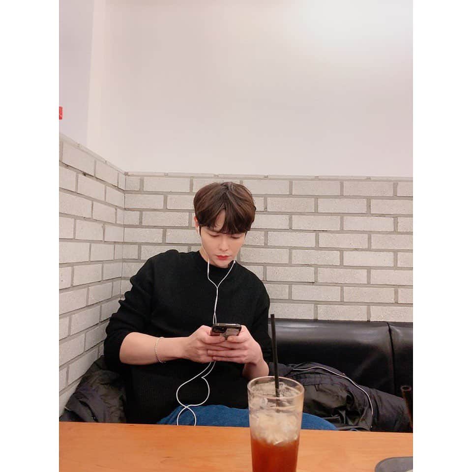 ジヒョク のインスタグラム：「대기중. 멋쟁이는 이어폰 줄 있는거 쓴다.」