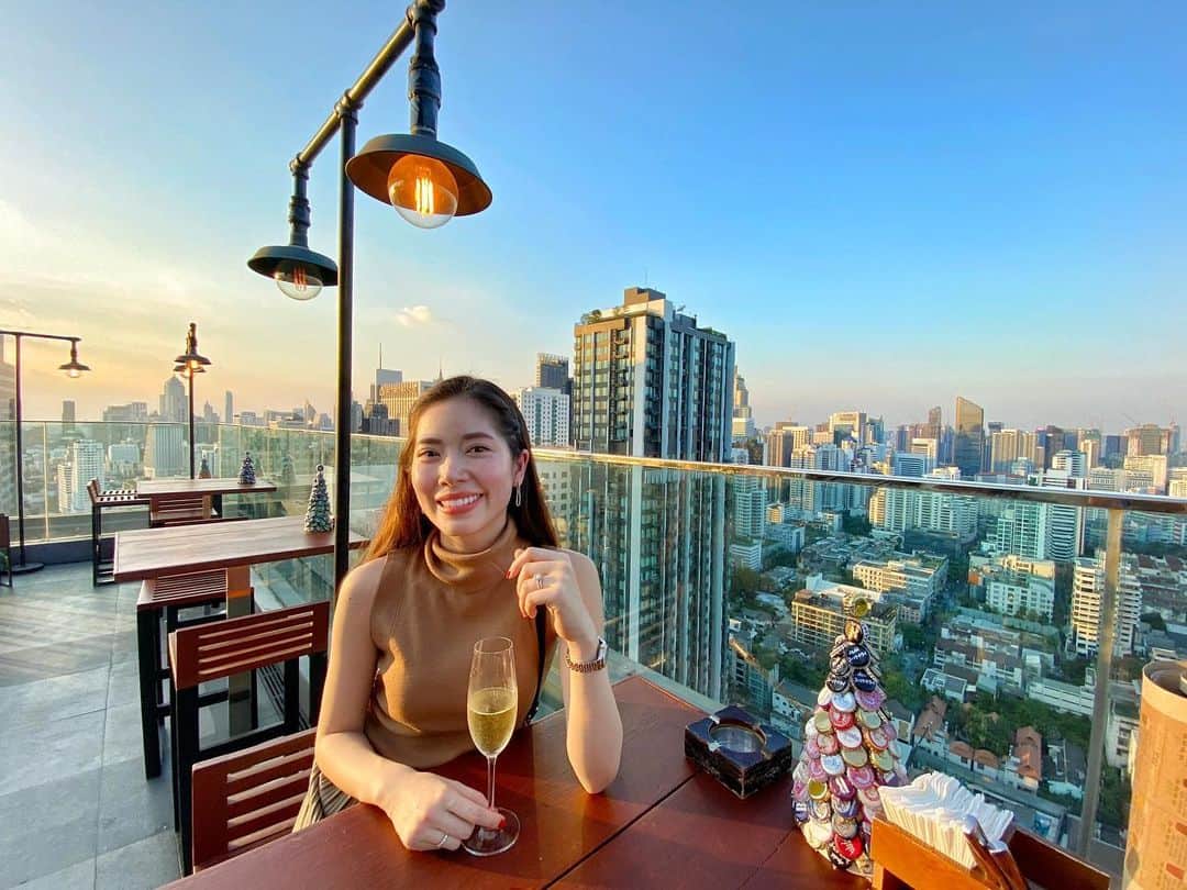 May Pakdee メイ パクディさんのインスタグラム写真 - (May Pakdee メイ パクディInstagram)「Stunning views over Thailand's sprawling metropolis 🌆 Too too many amazing #SkyBar to go to 🙈✨ Grateful to be back home xx . . . . バンコクに来たら絶対行くべきスカイバー☺️沢山あるから迷っちゃうけど毎年新しい所に行けるから嬉しい💕#バンコク　#タイ #大好き　#美食 #美味しい #Bangkok #Thailand #drinks #love #thaifood #backhome #photooftheday #instagood #กรุงเทพ #วิวสวย #อร่อย」12月20日 19時44分 - maypakdee