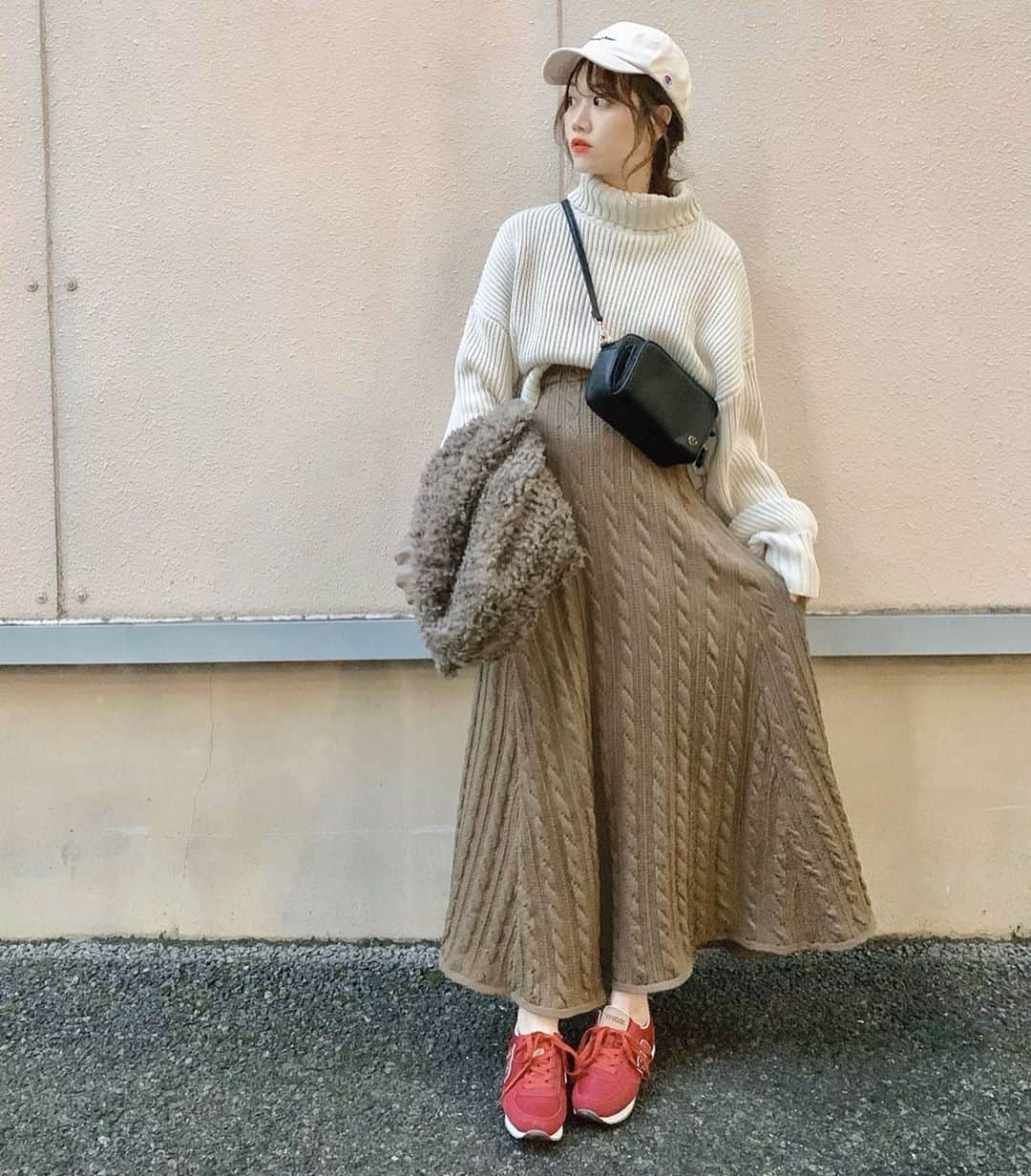 のインスタグラム：「最近ワントーンコーデが好き🥰 ニットもスカートも @titivatejp のもの♪ 差し色にボルドーのスニーカーを👟♡⠀ ⠀ 髪が伸びてきてアレンジできるようになったのが嬉しいなぁ☺️ ボブに戻したくてソワソワしてたけど、もう少し我慢しよう！笑 ・ ・ ・ #コーデ#titivate#ティティベイト#titivatestyle#プチプラコーデ#ママコーデ#ボリュームニット#ケーブルフレアスカート#ニット#ニットコーデ#キャップ女子#キャップコーデ」