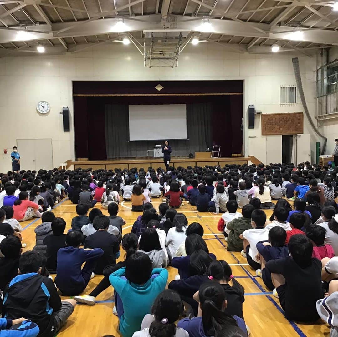 大山加奈さんのインスタグラム写真 - (大山加奈Instagram)「. . 本日は江東区立東陽小学校に おじゃましてきました‼︎‼︎ . . 1年生から6年生まで お話を聞く姿勢、心、とてもとても 素晴らしかったです‼︎‼︎ . 特に1.2年生のみんな、 あんなにきちっとお話聞けるのすごい‼︎ 感動でした‼︎‼︎ . . 東陽小学校のみなさん ありがとうございました😊‼︎‼︎ . . #江東区立東陽小学校  #講演会 #バレーボール体験授業 #オリパラ教育」12月20日 19時52分 - kanaoyama0619