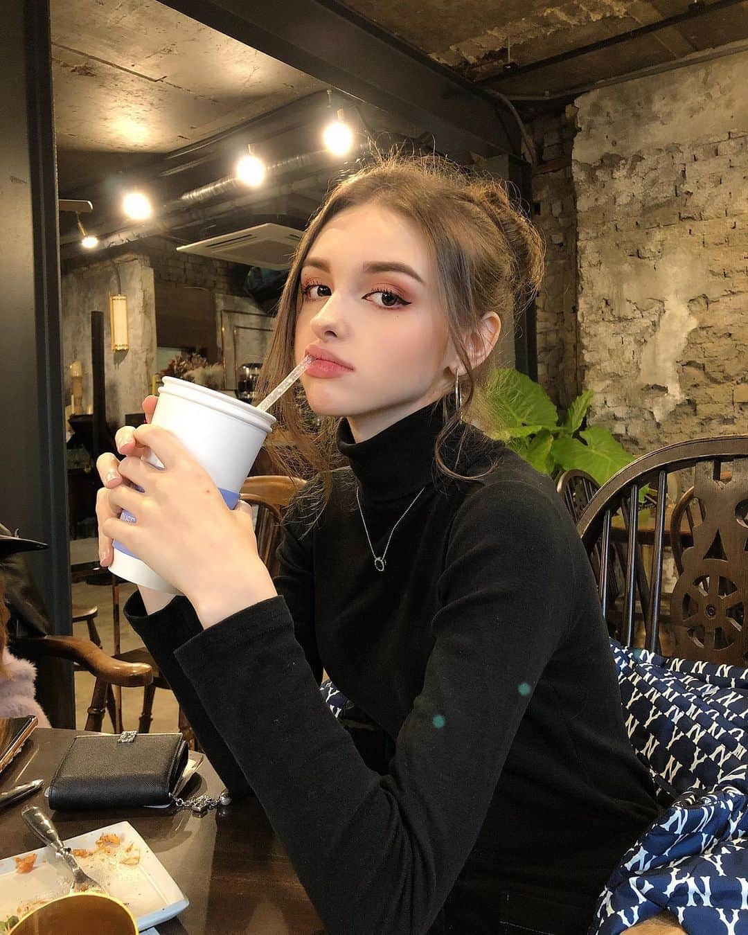 Elina 엘리나 (エリナ) さんのインスタグラム写真 - (Elina 엘리나 (エリナ) Instagram)「What is your fav place? Mine is a home or cafe😂 좋아하는 장소 있어요?」12月20日 19時53分 - elina_4_22