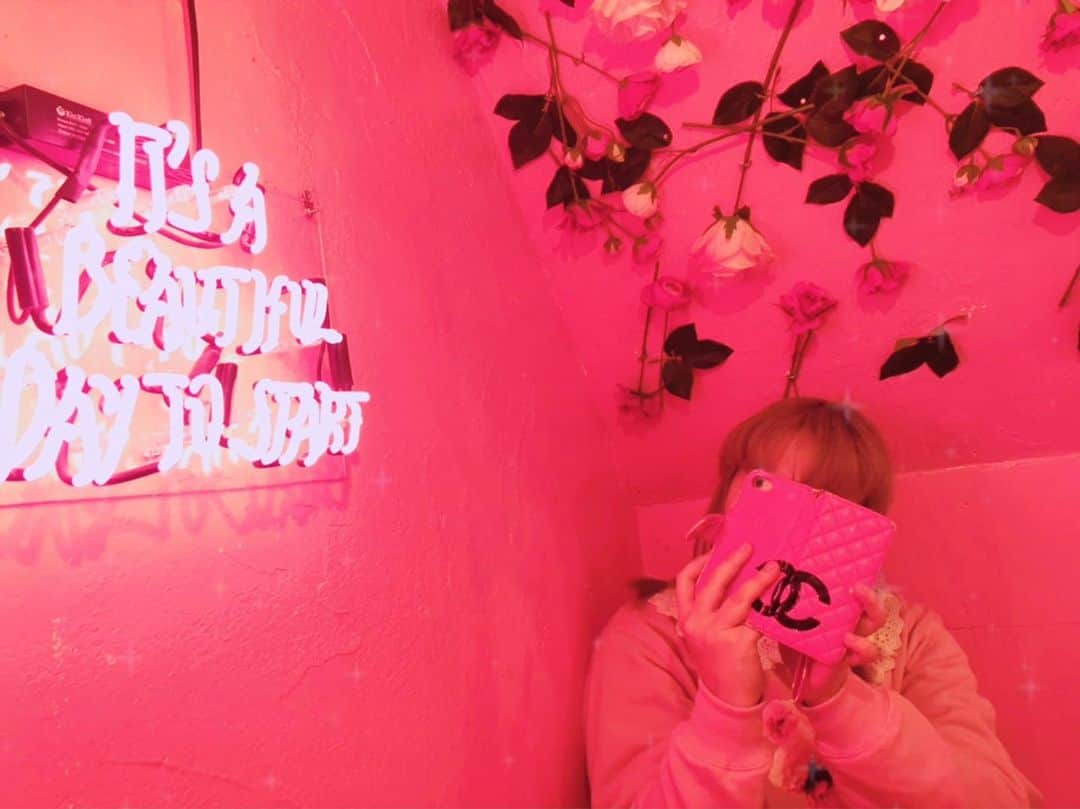 のインスタグラム：「💖🦄💖🦄🍓🦄💖🦄💖🦄💖🍓 . ピンク欲その③オフショット🦄 ピンクに埋もれるもりあり . . #インスタ映え #映え #ピンク #pink #fashion #japanesekawaii #pinkrose #makeup #instagood #cute #love #かわいい #instalike #follow #カフェ #cafe #japan #lunch #sweets #ピンク欲 #ピンク好きにはたまらない #asakusa #ピンク好き #お洒落さんと繋がりたい #今日のファッション #moriari  #mama #ピンク好きすぎる #ピンクカフェ #ピンク好きな人と繋がりたい」